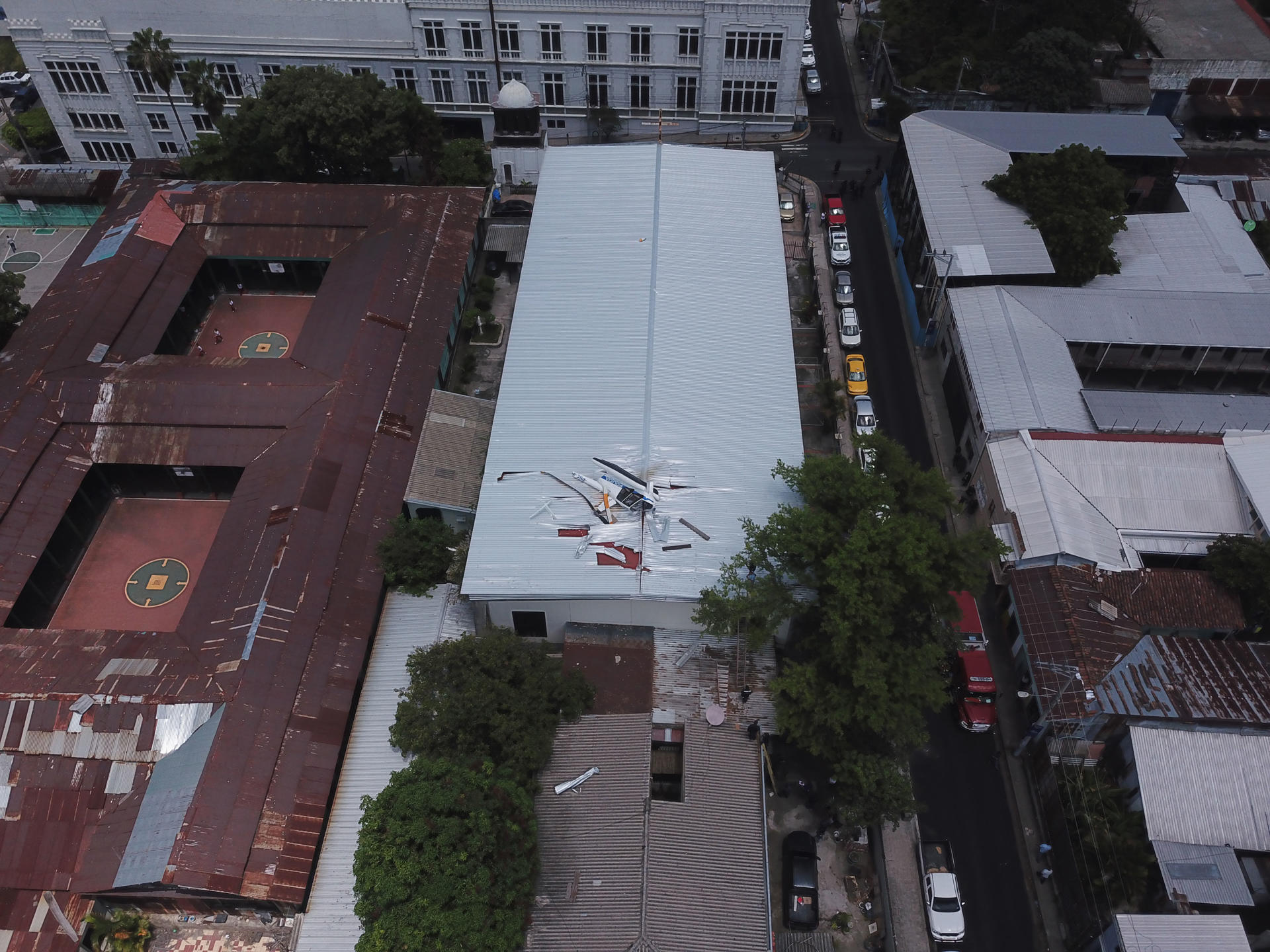 Un helicóptero de la Policía cae sobre techo de Iglesia en San Salvador