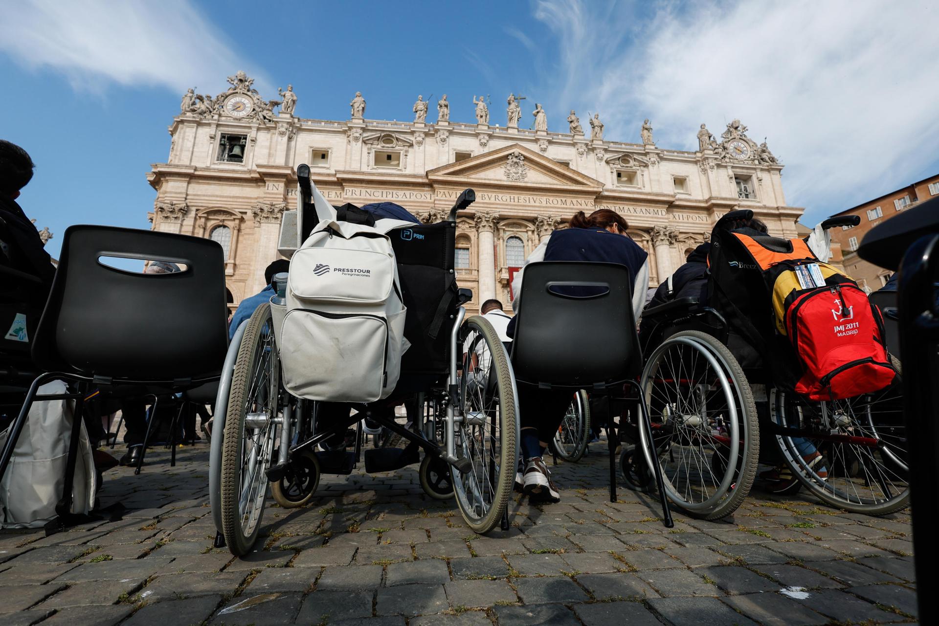 El papa, convaleciente, instó a no apartar de la sociedad a los enfermos