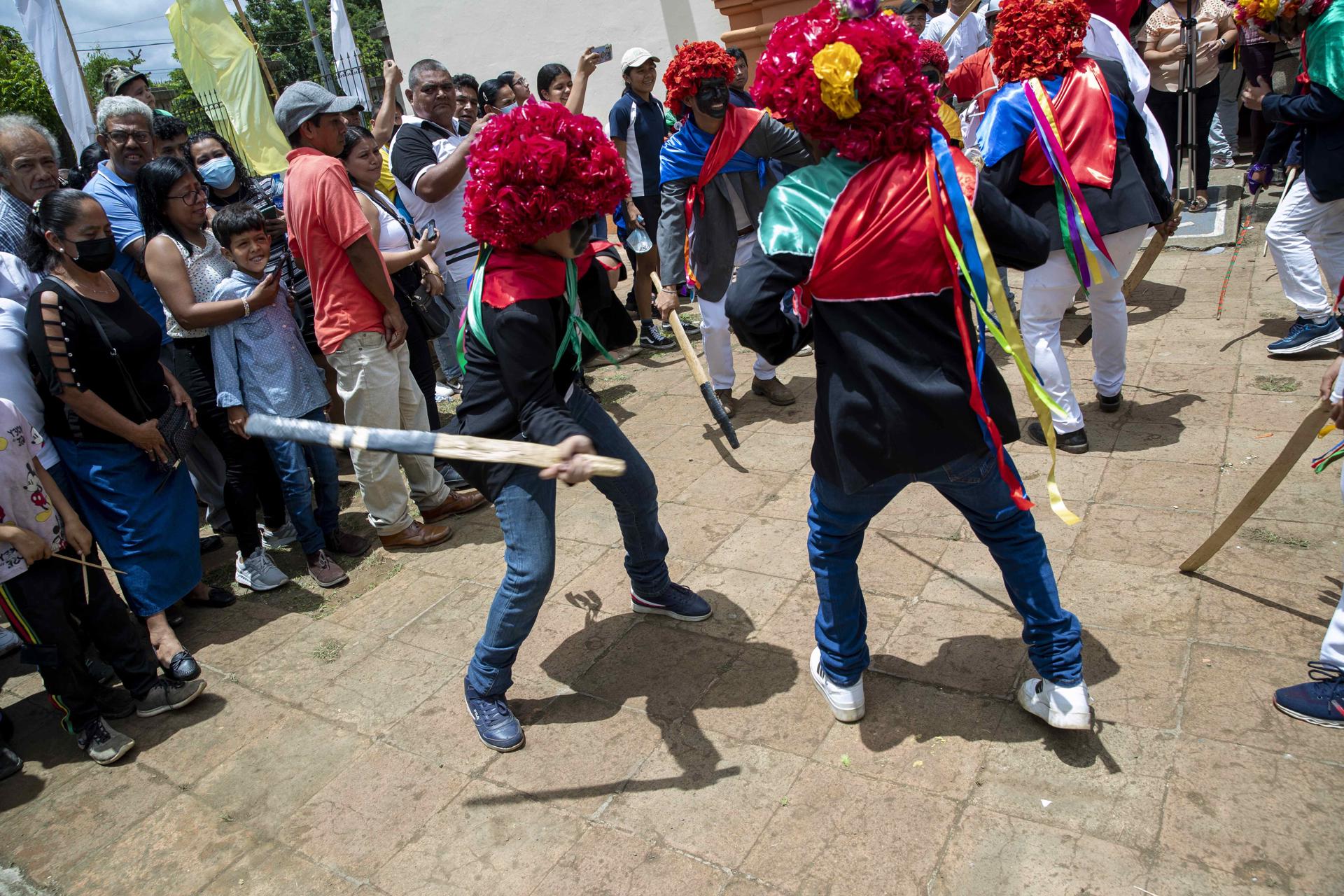 «Chinegros», los «nietos» de Santa Ana, se dan palos en las calles de Nindirí