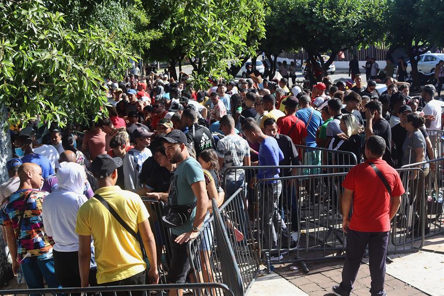 Migrantes afrontan obstáculos en el sur de México en medio de solicitudes récord de asilo