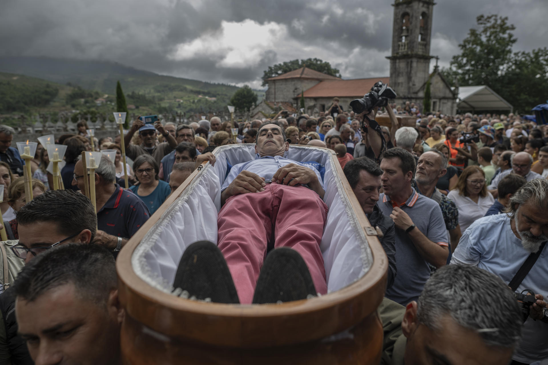El pueblo español en el que los ataúdes salen en procesión para celebrar la vida