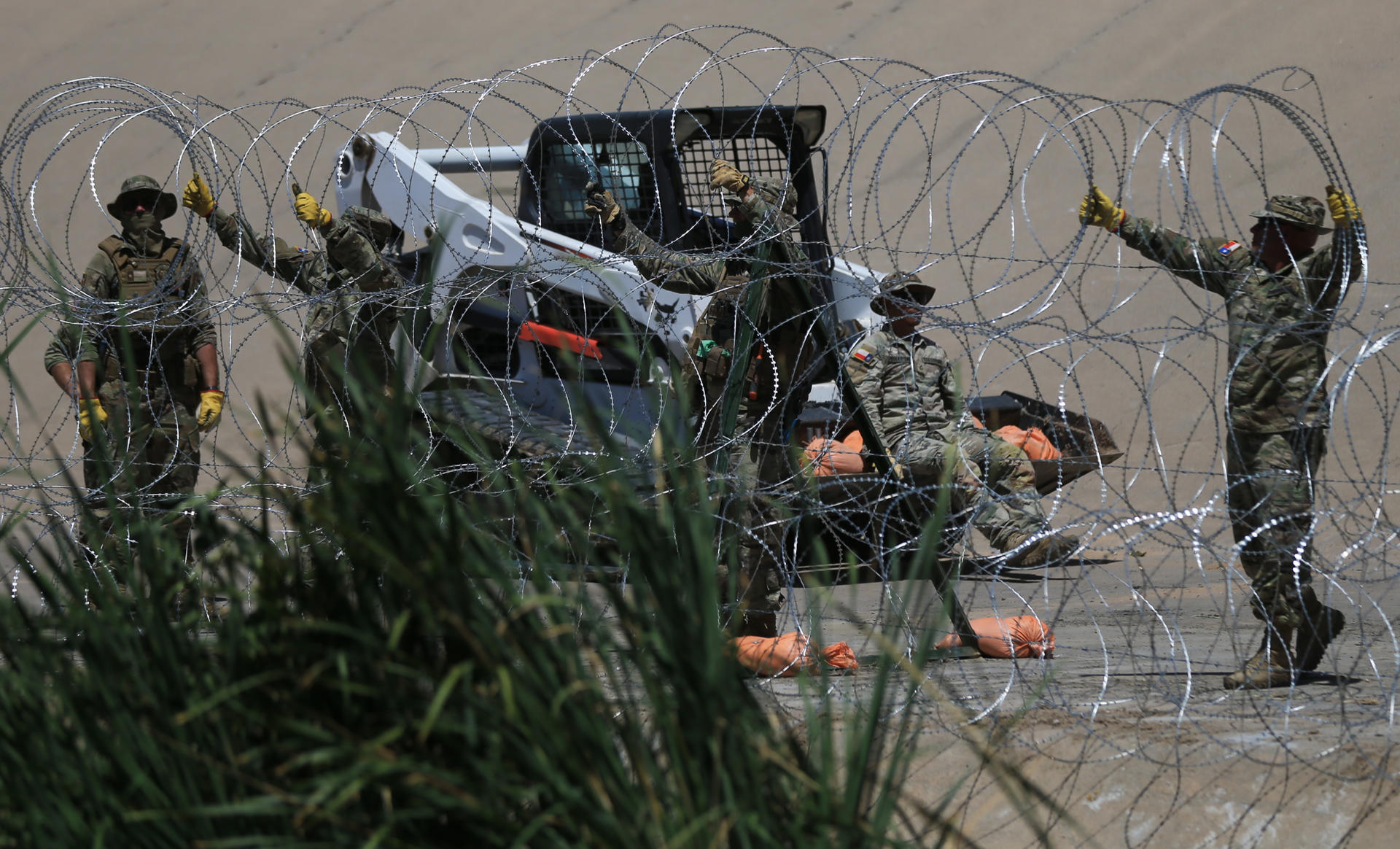 Texas refuerza barricada de alambre pese a orden del Gobierno de EE.UU. para retirarla