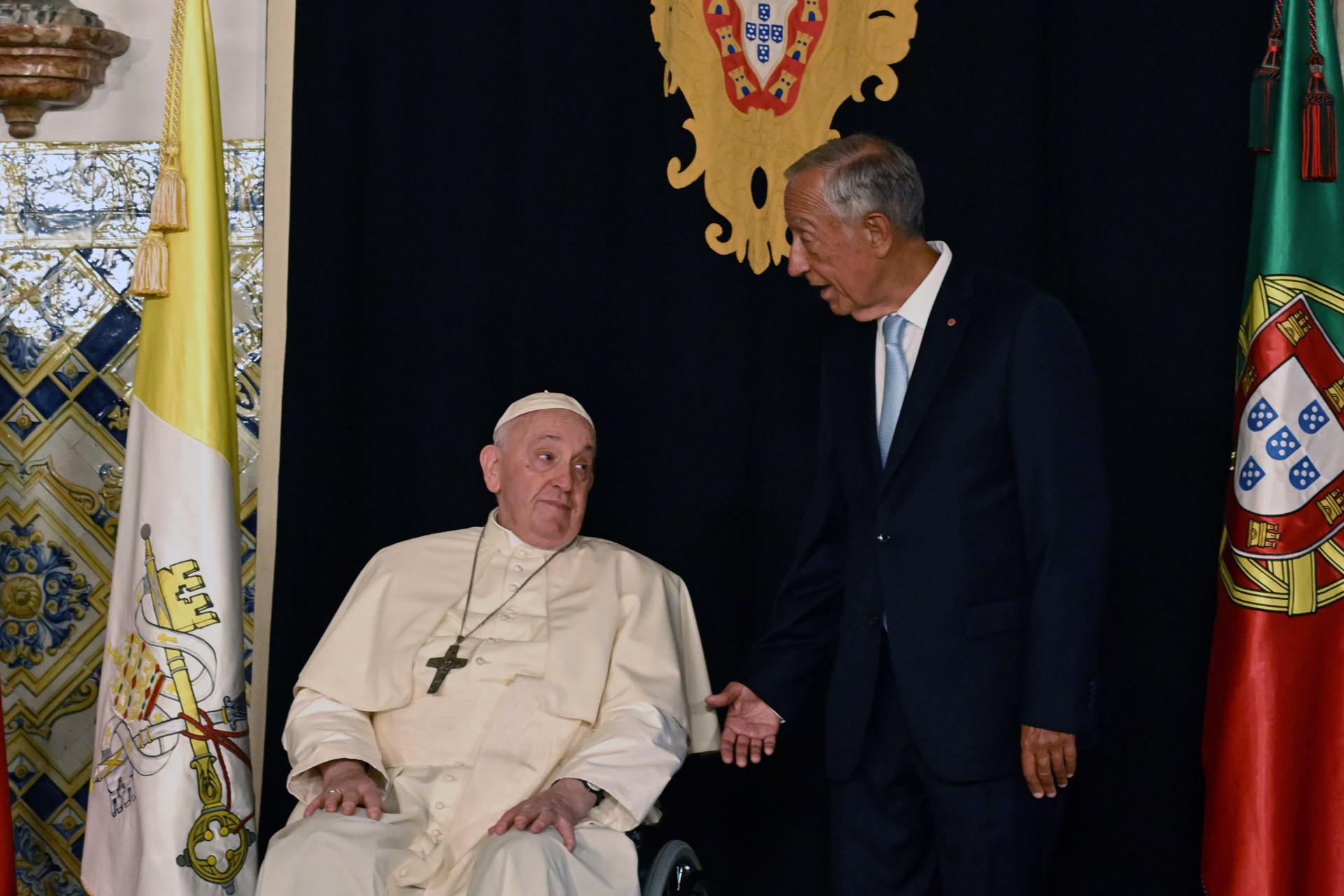 El papa pide desde Lisboa políticas para proteger el medio ambiente y ayudar a los jóvenes