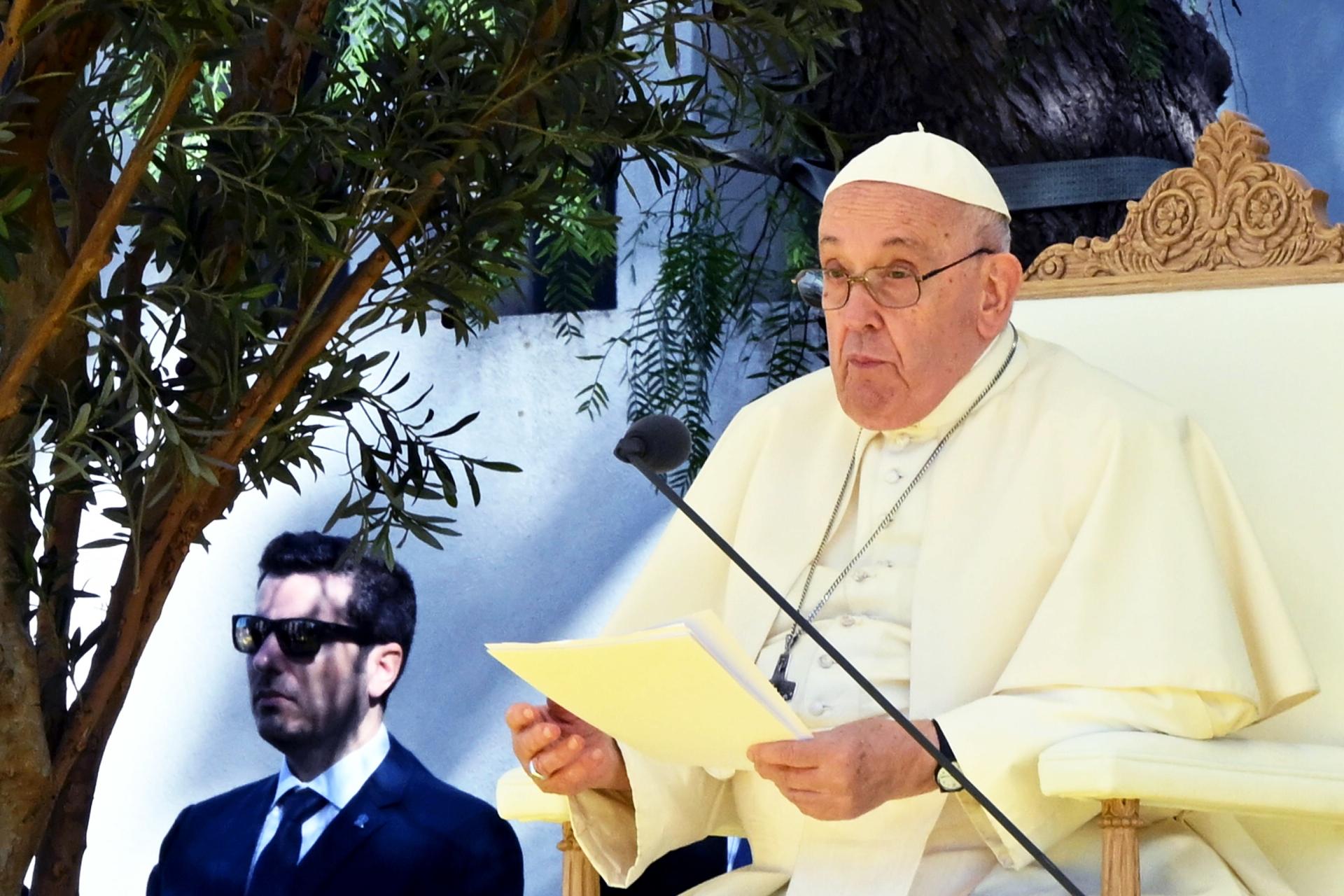 El Papa se reunió en Lisboa con 15 jóvenes llegados de Ucrania