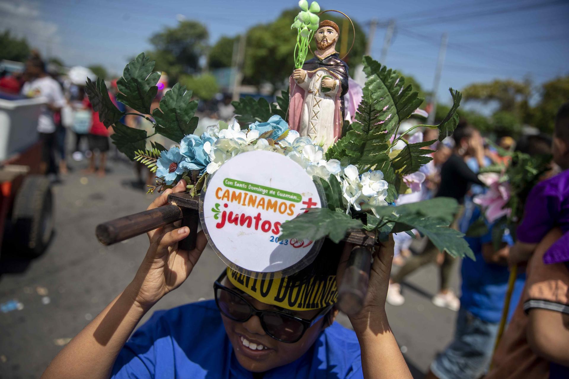 Católicos acompañan a Santo Domingo de Guzmán por los barrios orientales de Managua