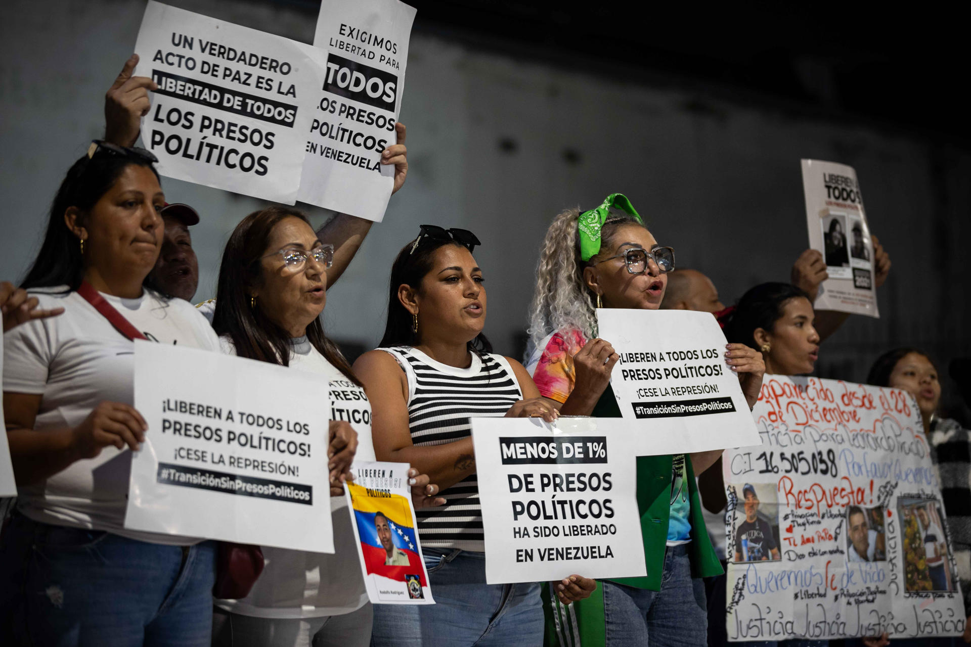 Impaciencia marca quinta noche de espera por liberación de presos políticos en Venezuela
