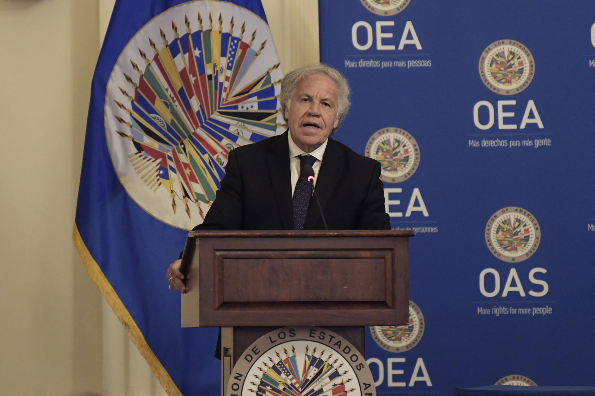 Almagro llama a defender la democracia en Ecuador