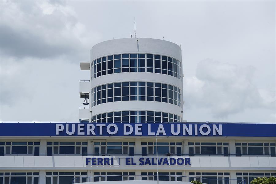 El Salvador oficializa las operaciones de ferry de carga con destino a Costa Rica