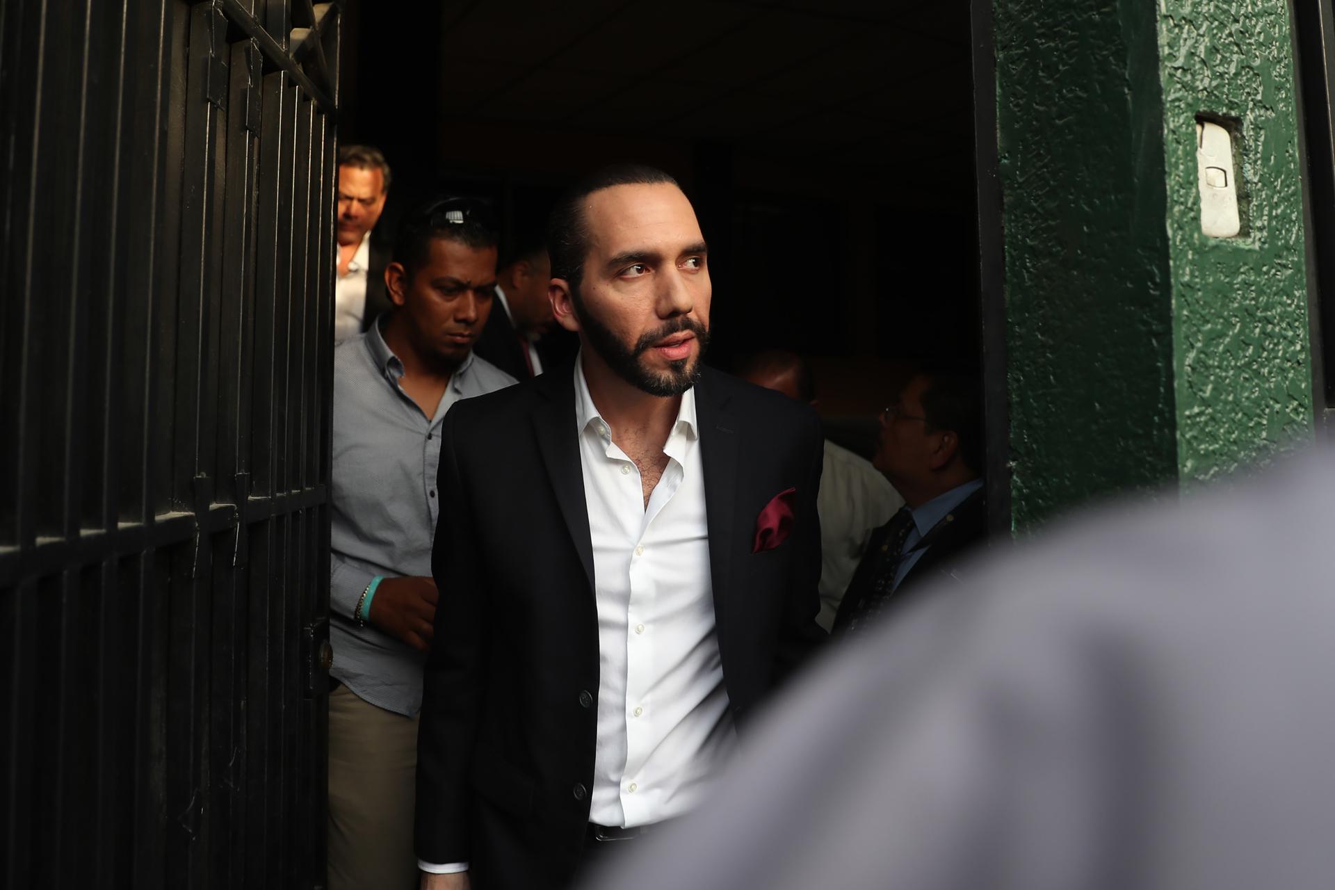 Señalan al presidente salvadoreño Bukele de «criminalizar» a tres periodistas