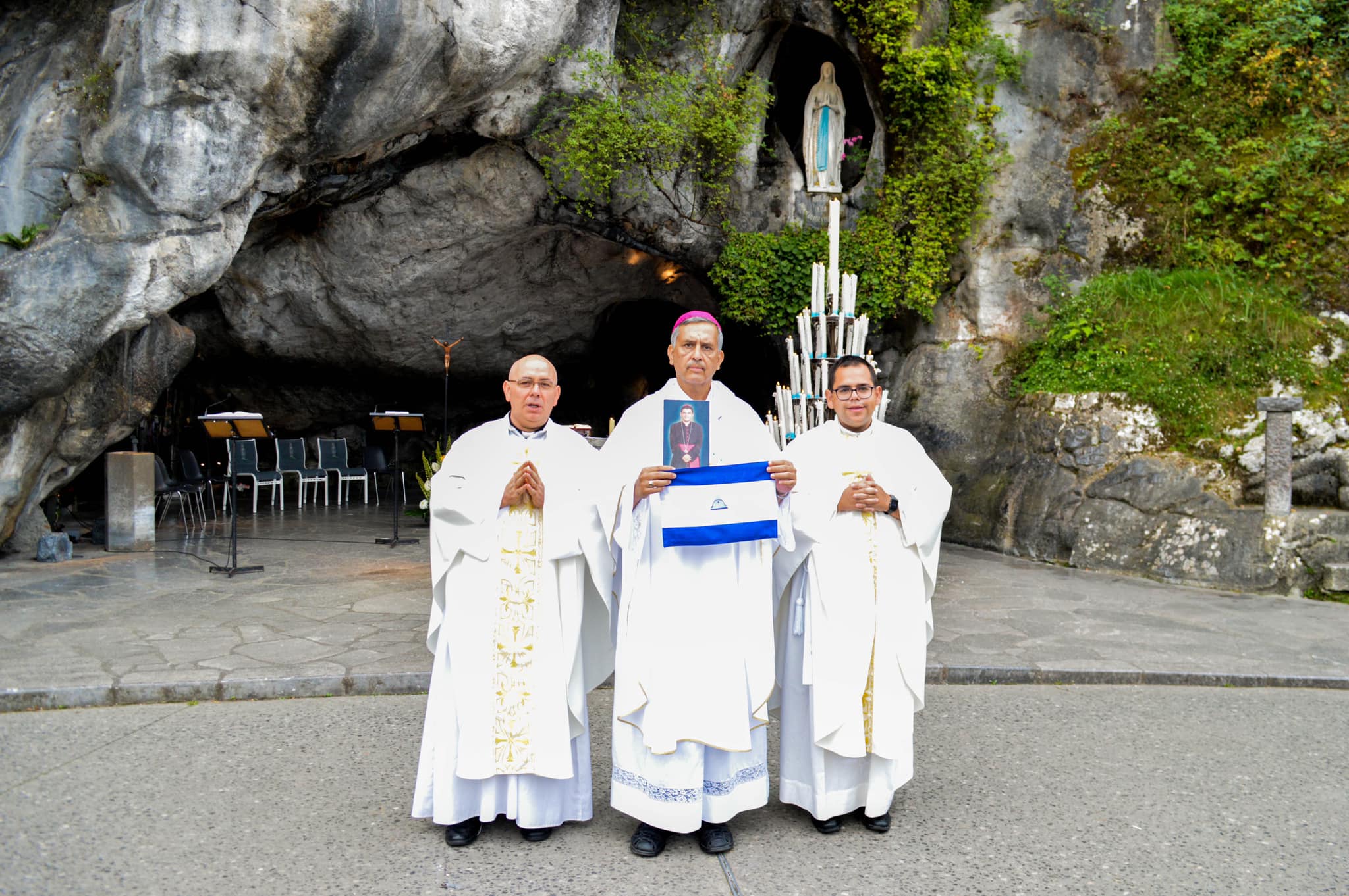 Obispo de Costa Rica coloca una foto de monseñor Álvarez en el Santuario de Lourdes en Francia