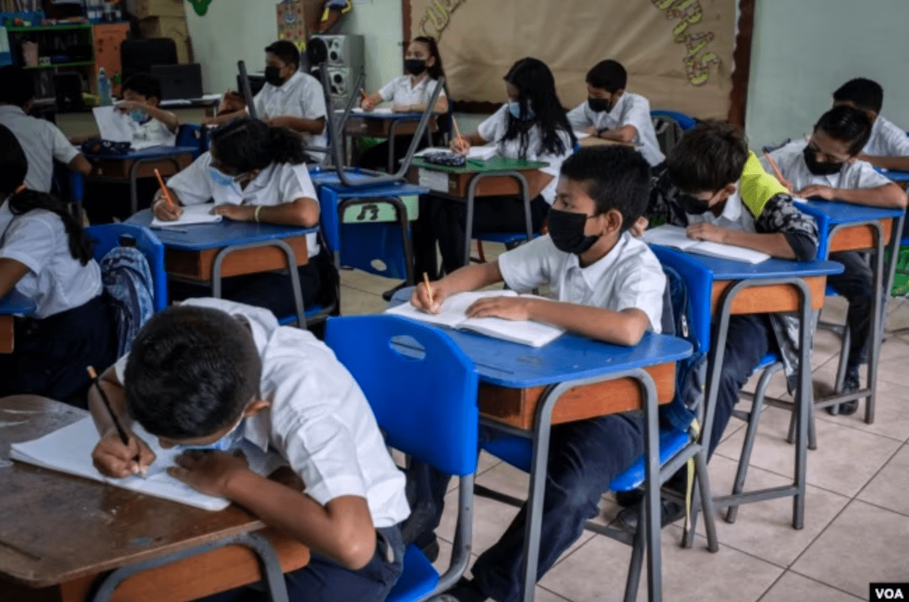 Unesco: Nicaragua entre los países que más excluyen a migrantes y retornados del acceso a la educación