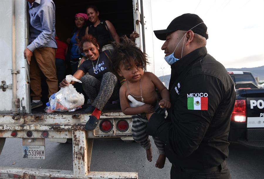 Encuentran a 230 migrantes de Guatemala y El Salvador hacinados en un tráiler