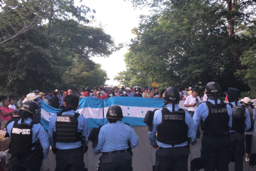Manifestantes bloquean la carretera que une Honduras con Nicaragua