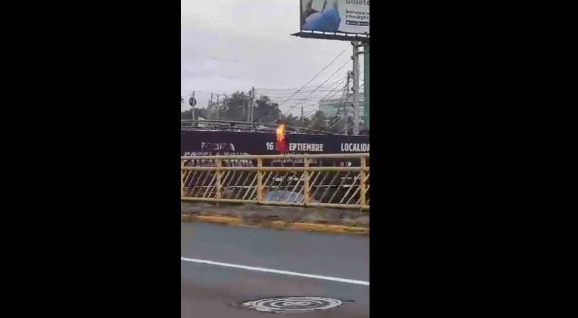 Jóvenes queman una bandera del FSLN en Managua en protesta por el robo de la UCA