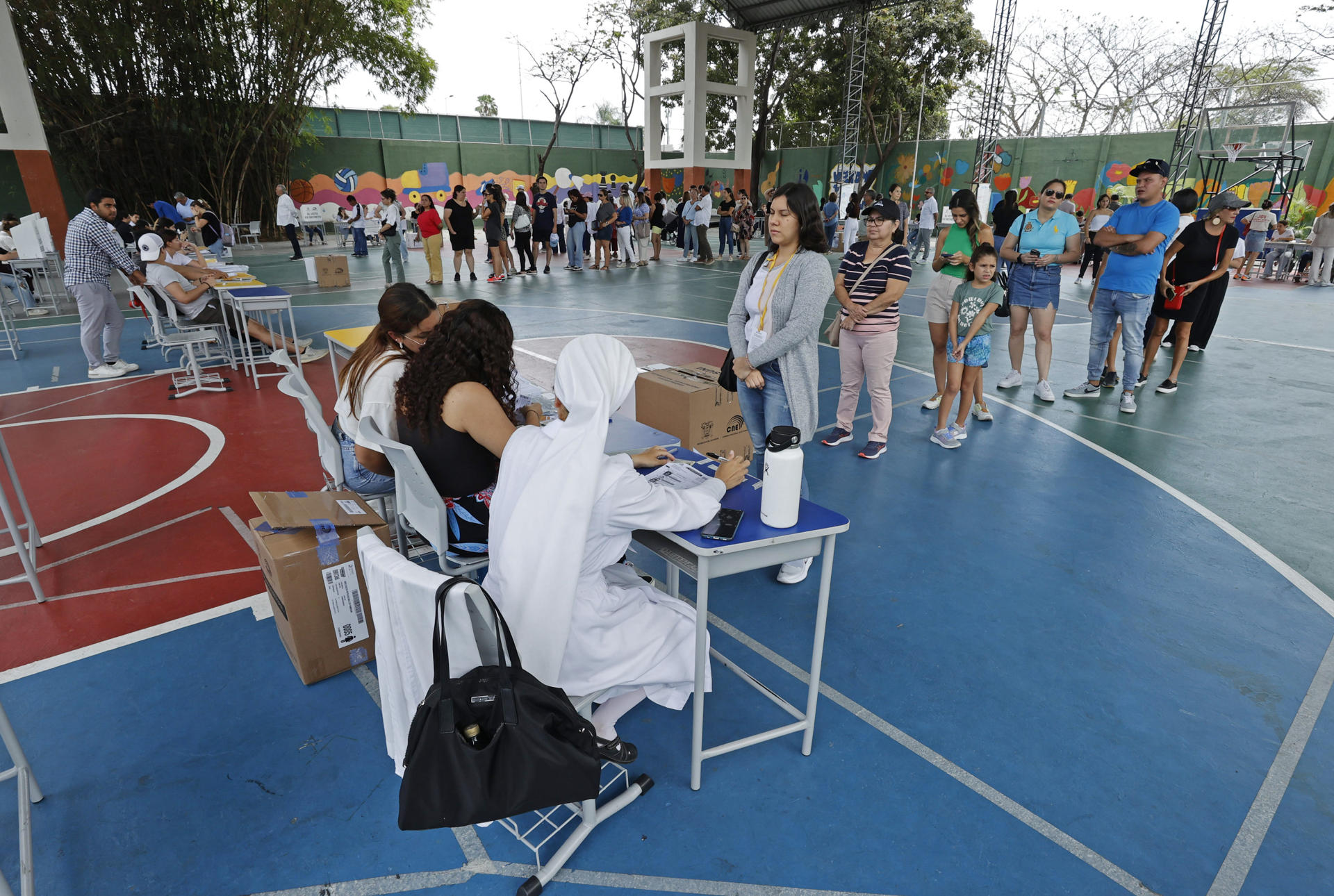 Ecuador vota con la esperanza de un cambio pese al temor a la violencia