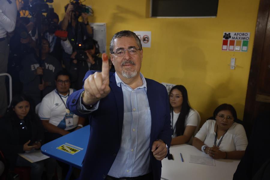 Bernardo Arévalo de León celebra su triunfo electoral en Guatemala