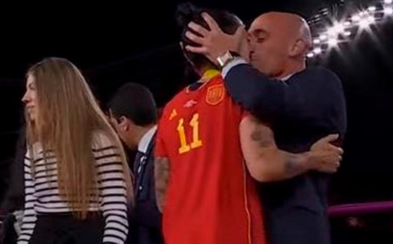 Escándalo en el fútbol por el beso forzado del presidente de la federación española a una jugadora