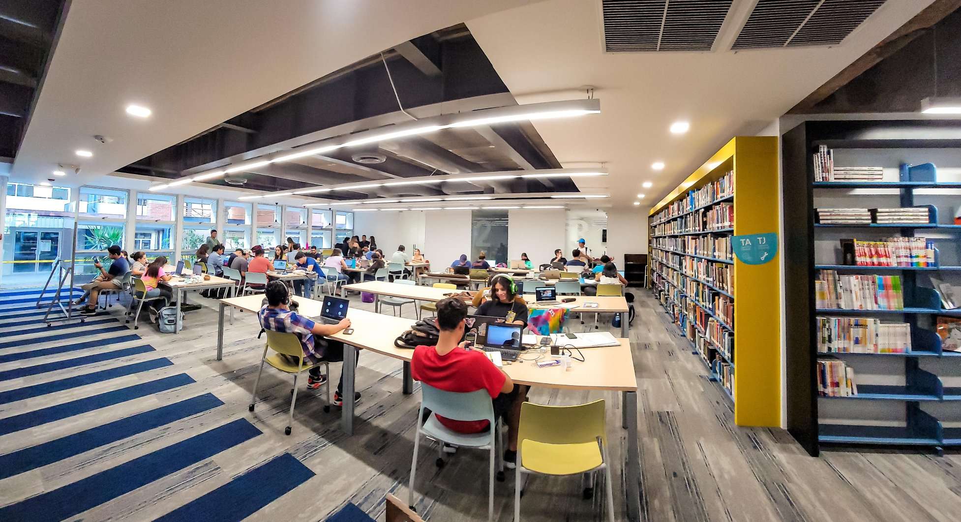 UCA de El Salvador recibe peticiones de titulación y continuación de estudios de universitarios de la UCA Nicaragua