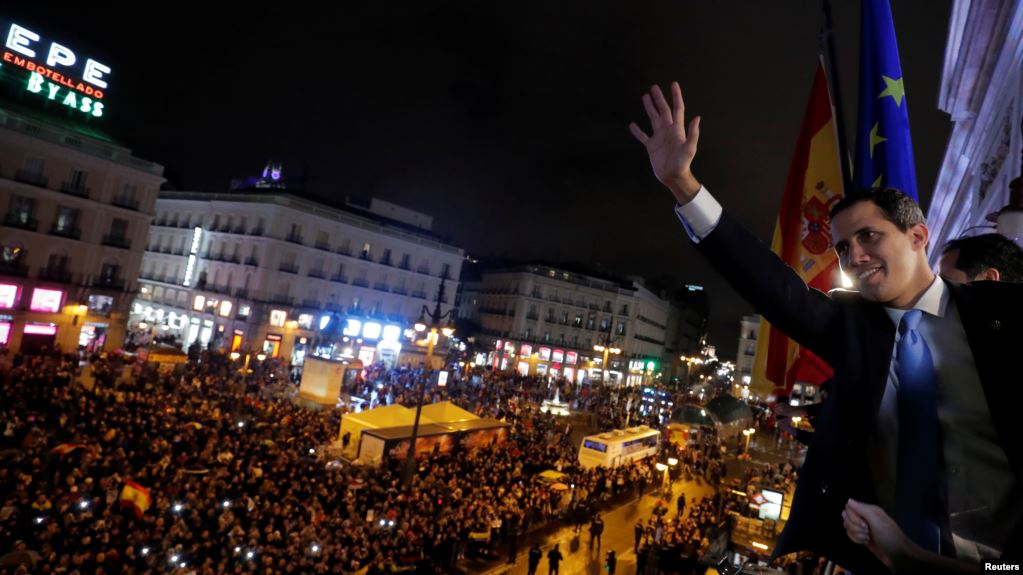 Miles acuden a apoyar a Guaidó en concentración en Madrid