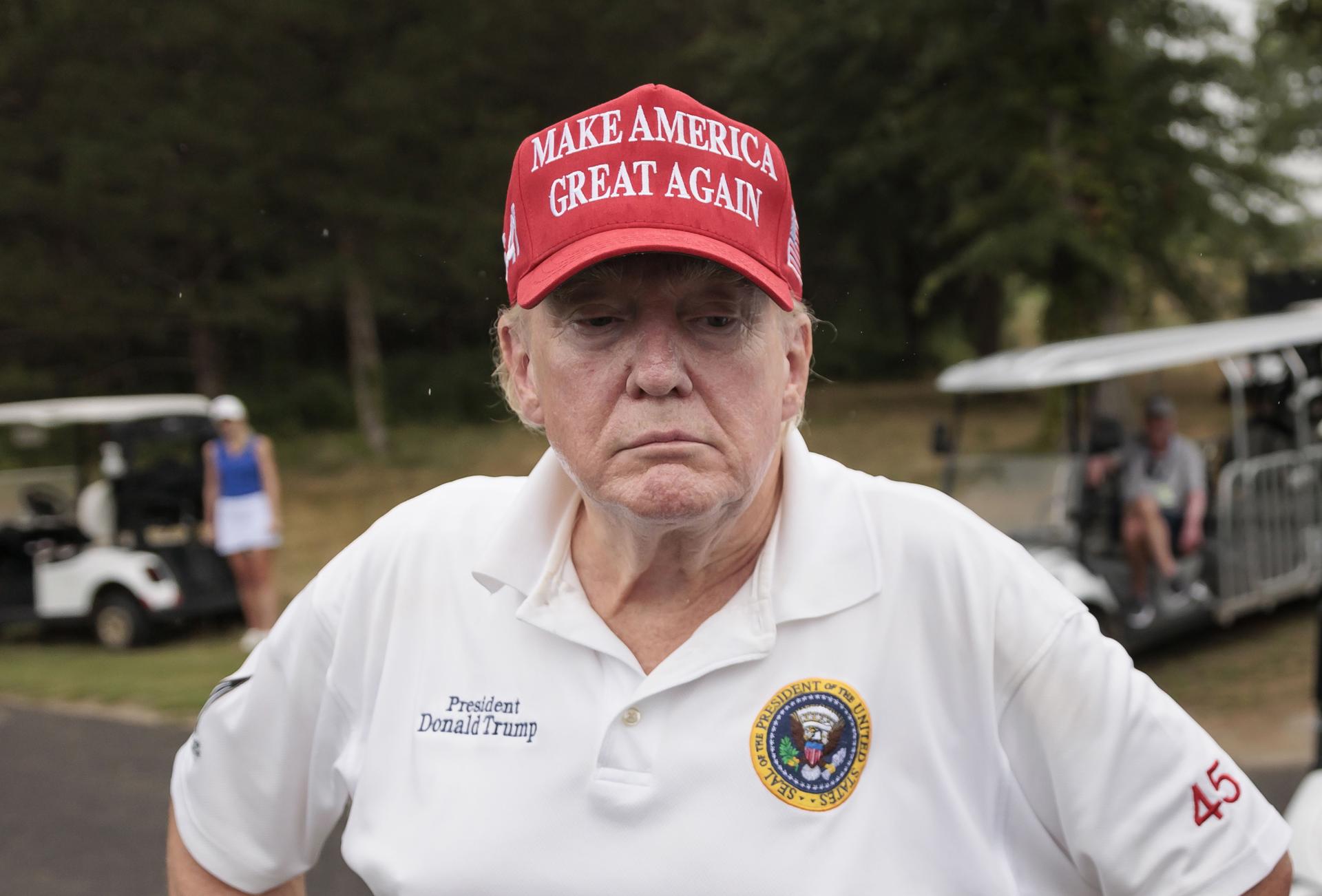 Trump se entrega en una cárcel de Georgia para ser fichado por su imputación