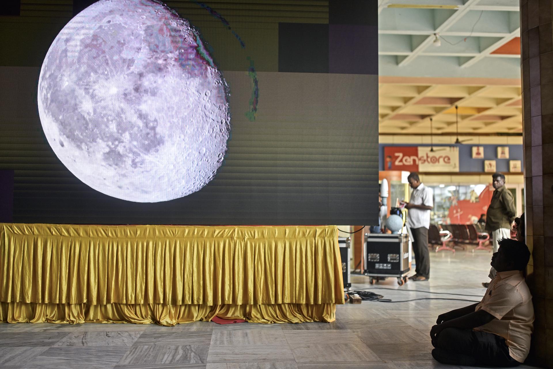 La India publica las primeras imágenes de su misión sobre la superficie de la Luna