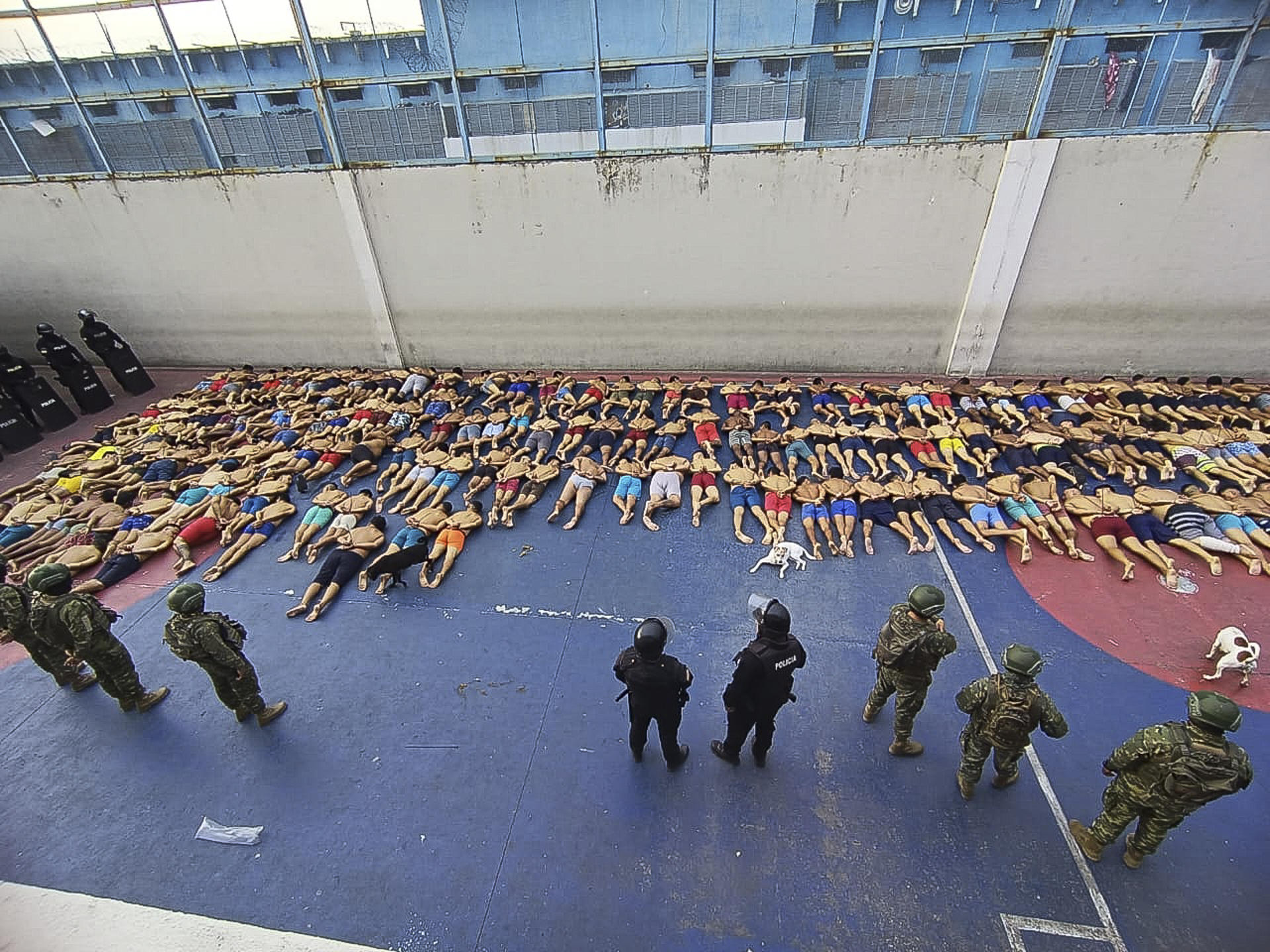 Hallan más armas y droga en una nueva intervención en la mayor cárcel de Ecuador