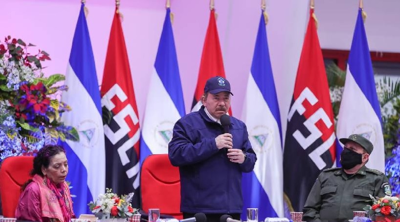 Rosario Murillo impone la bandera rojinegra en el mes de la patria