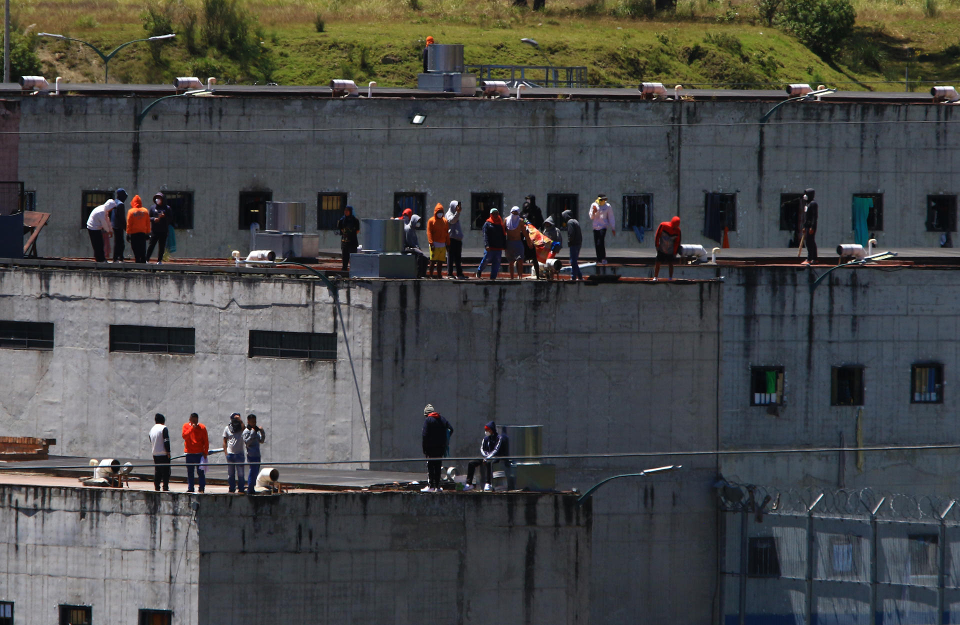 Continúa el motín en una cárcel de Ecuador con policías y guardias retenidos por los presos