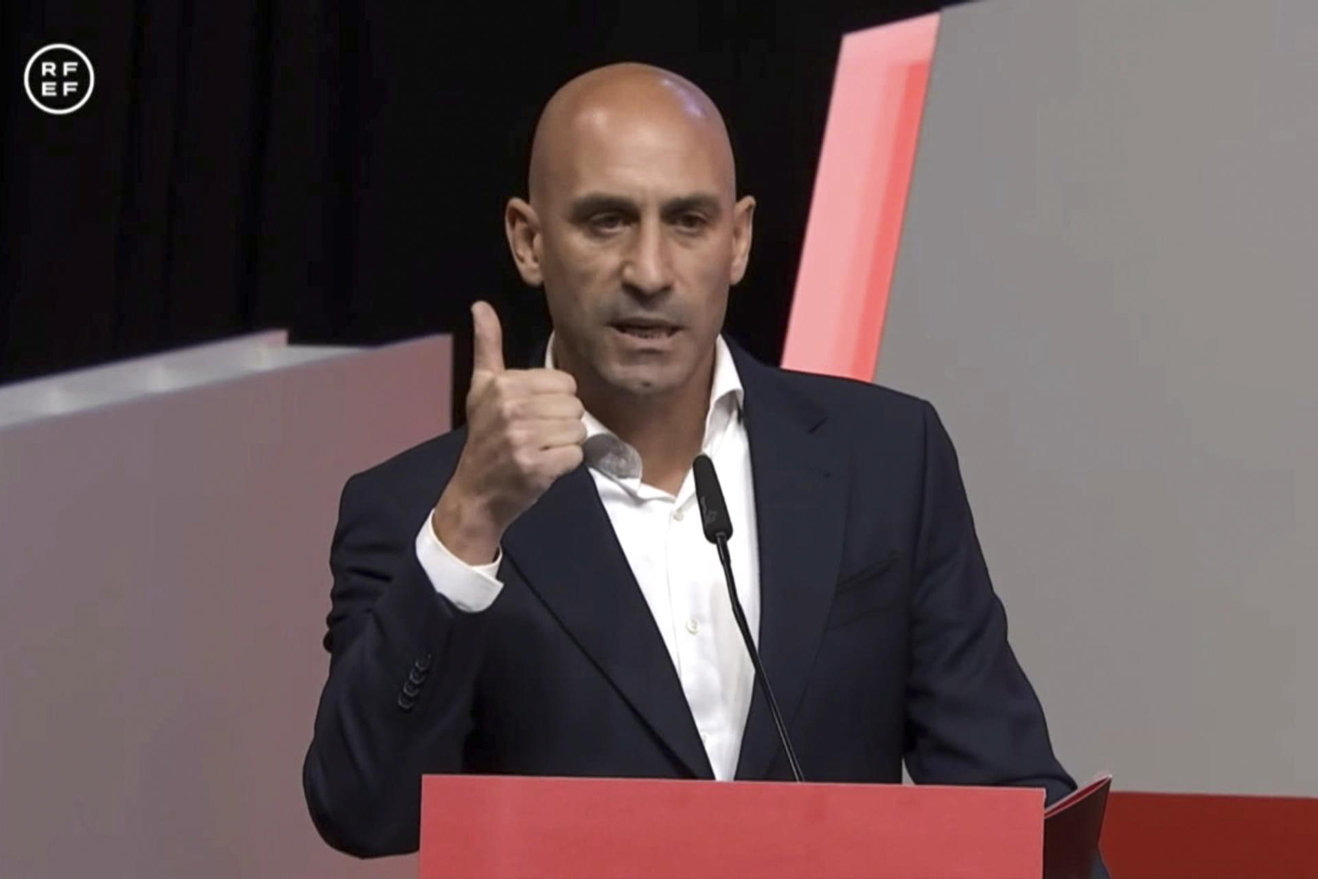 Rubiales se considera víctima de un «linchamiento político y mediático sin precedentes»
