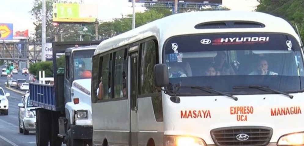 El MTI exige a transportistas borrar el nombre de la UCA de sus unidades