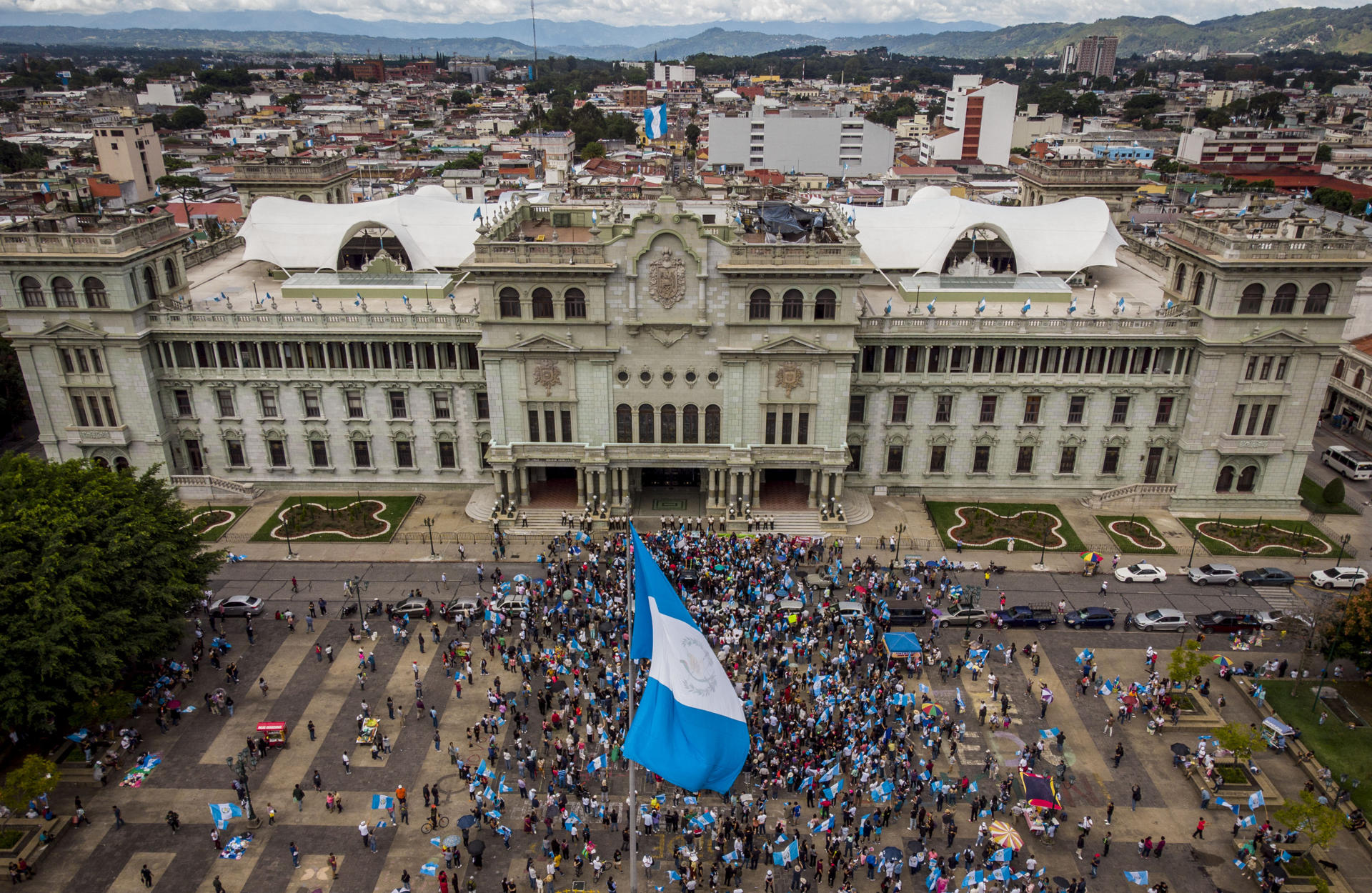 Guatemaltecos protestan en contra de «golpe de Estado»