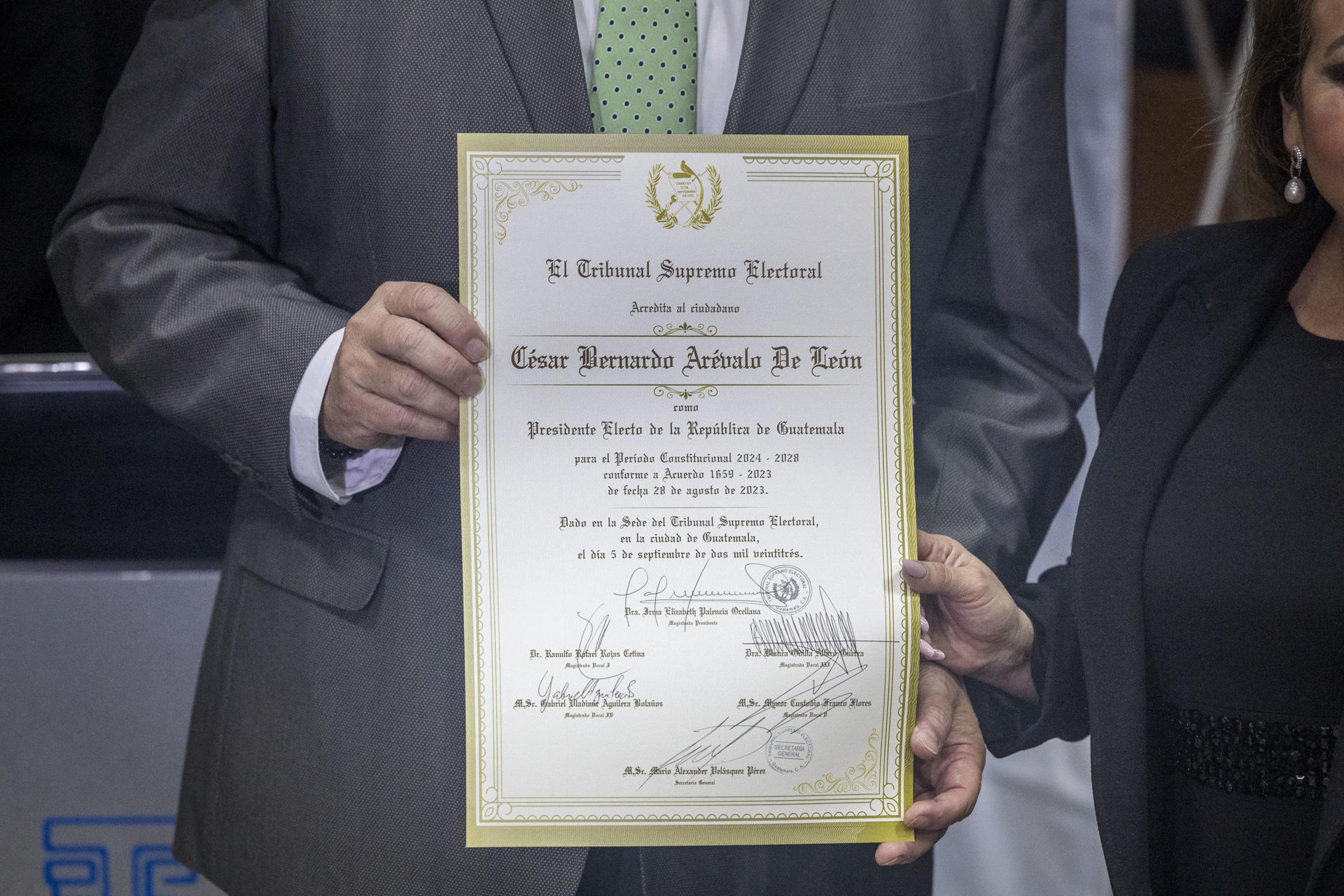 Tribunal electoral de Guatemala entrega credenciales al presidente electo