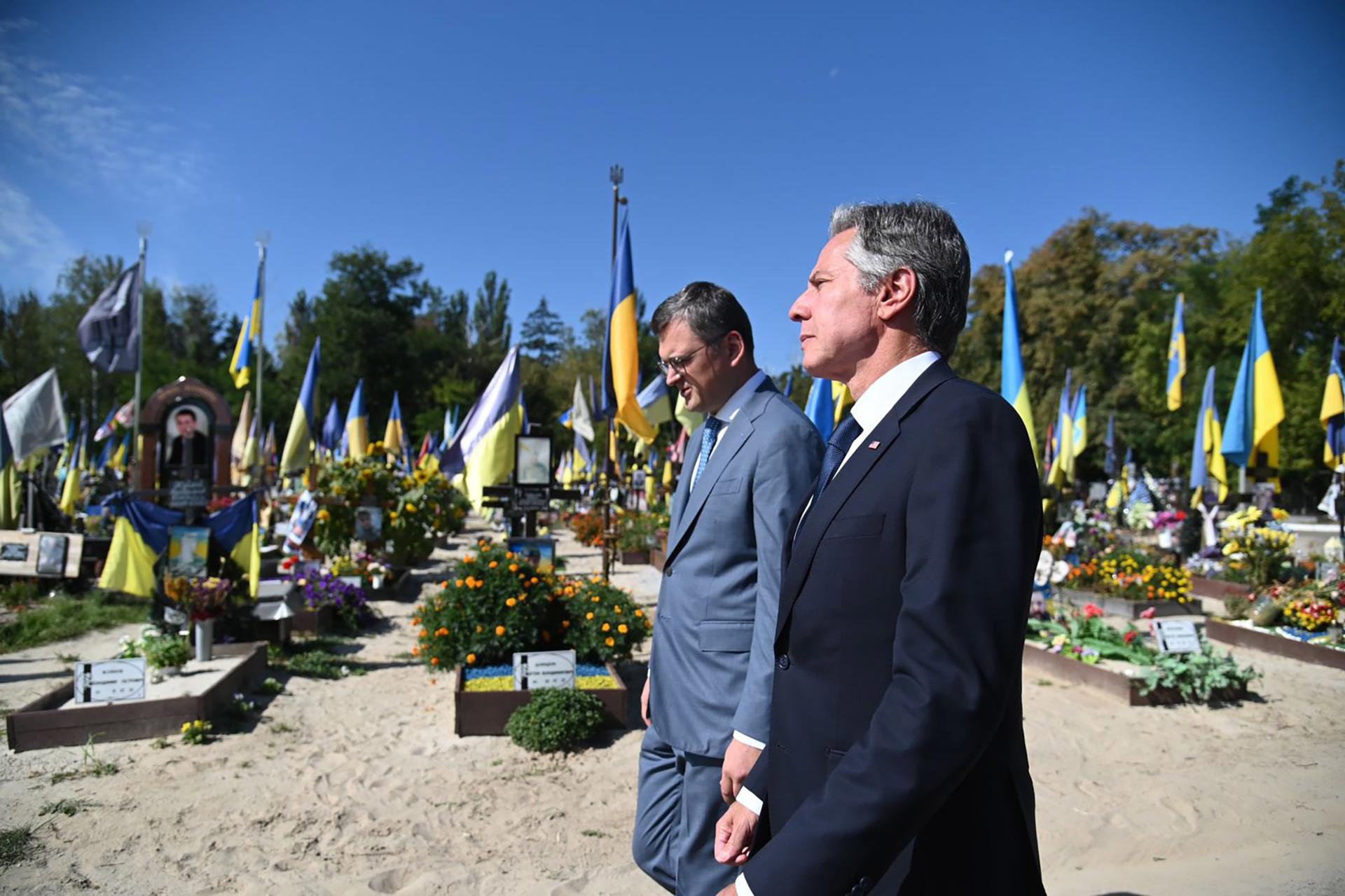 Blinken rinde tributo en Kiev a los ucranianos muertos en combate con Rusia
