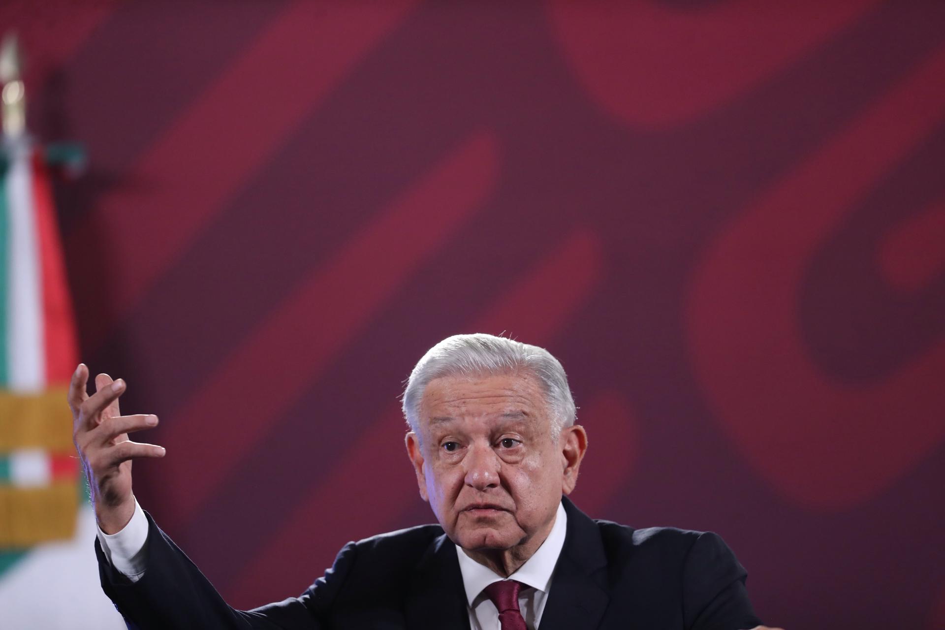 El presidente de México celebra fallo que ordena a Texas quitar las boyas de la frontera
