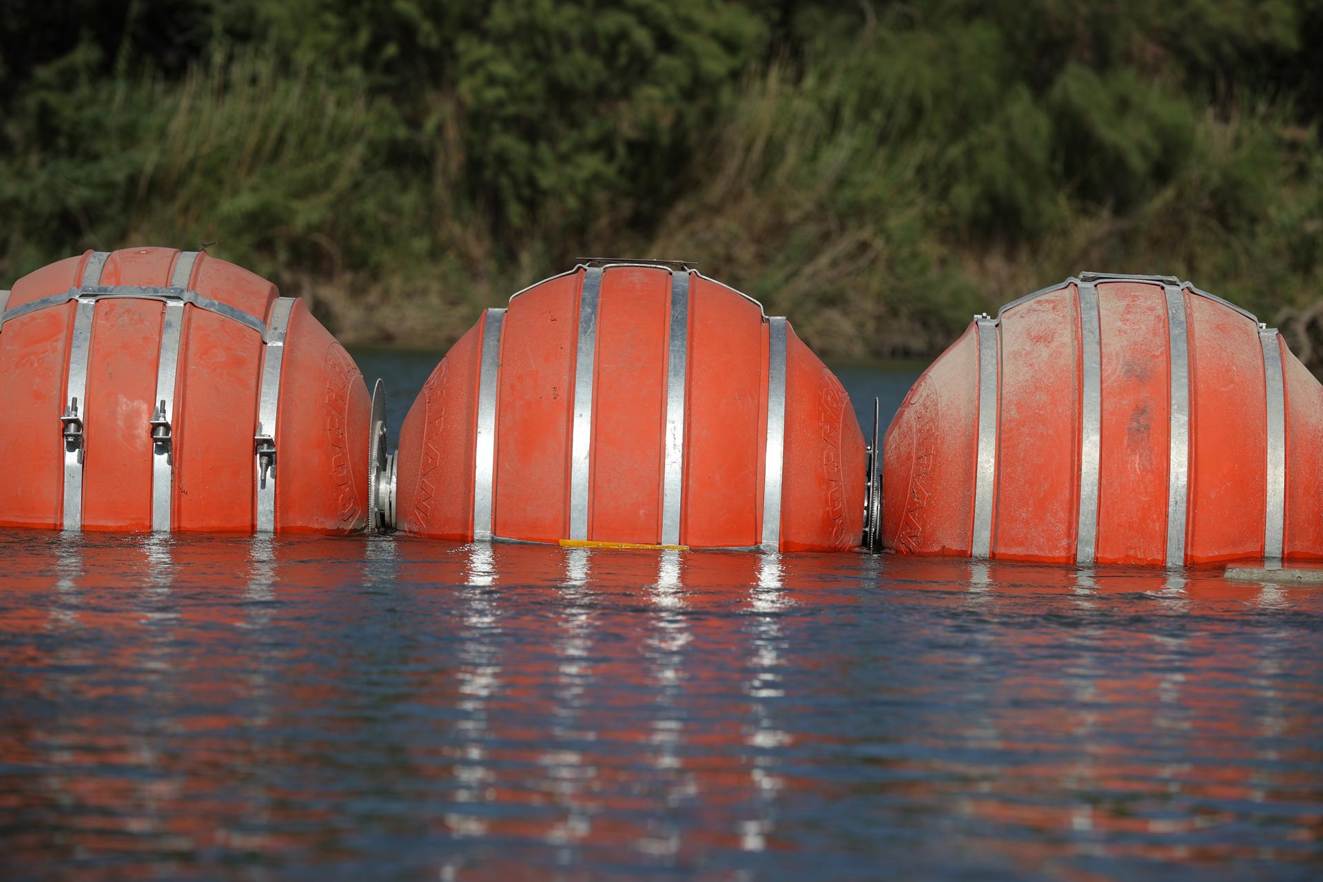 Un tribunal de apelaciones permite a Texas mantener boyas antimigrantes en el río Bravo