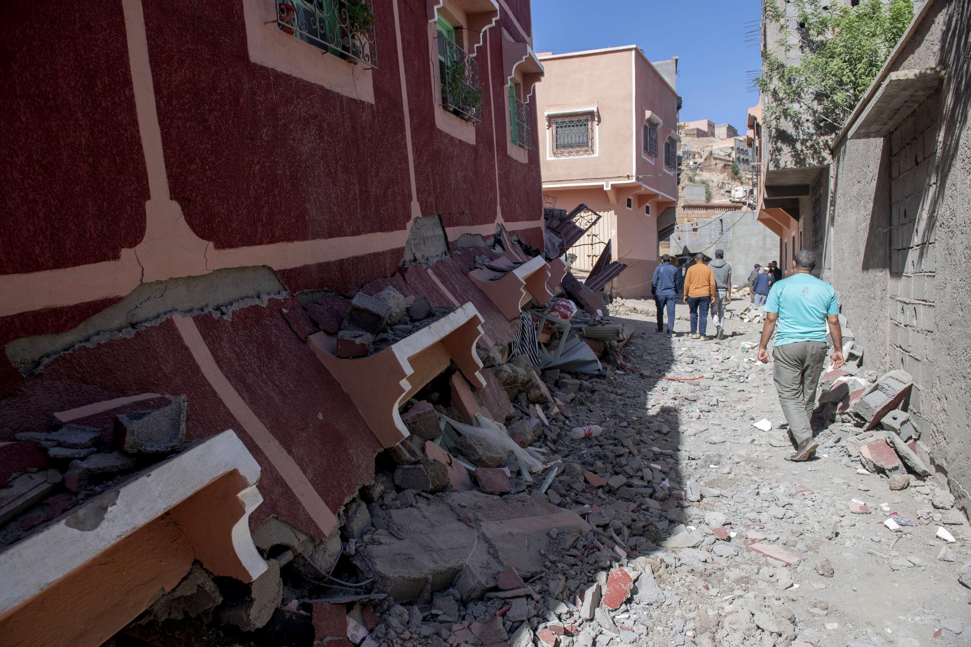 Aumenta a 1.037 muertos y 1.204 heridos en el terremoto de Marruecos