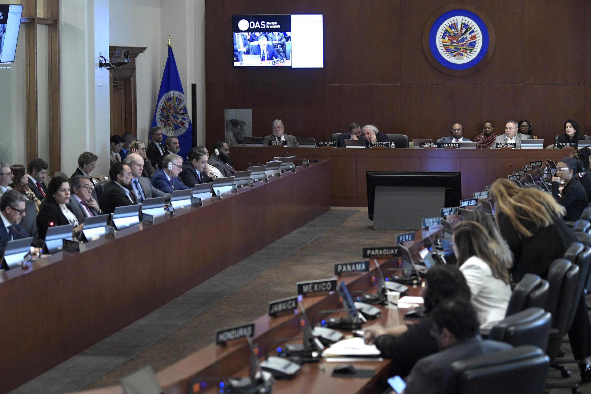 Ecuador rechaza condena de la OEA pero se abre a reconstruir la confianza con México