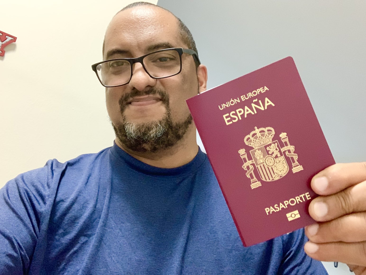 Arturo McFields recibe oficialmente la nacionalidad española