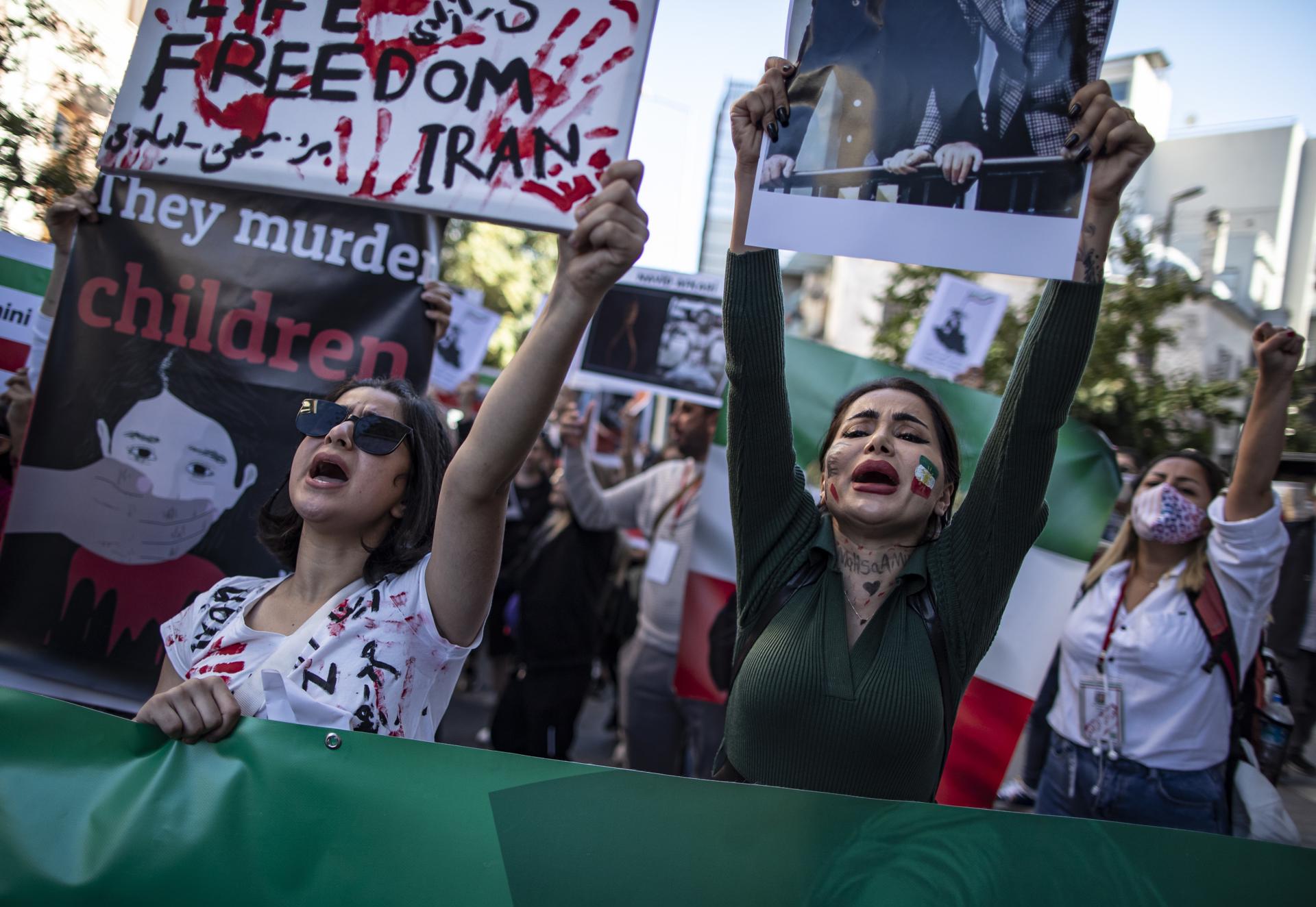 Detienen en Irán al padre de Amini para que no conmemore la muerte de su hija