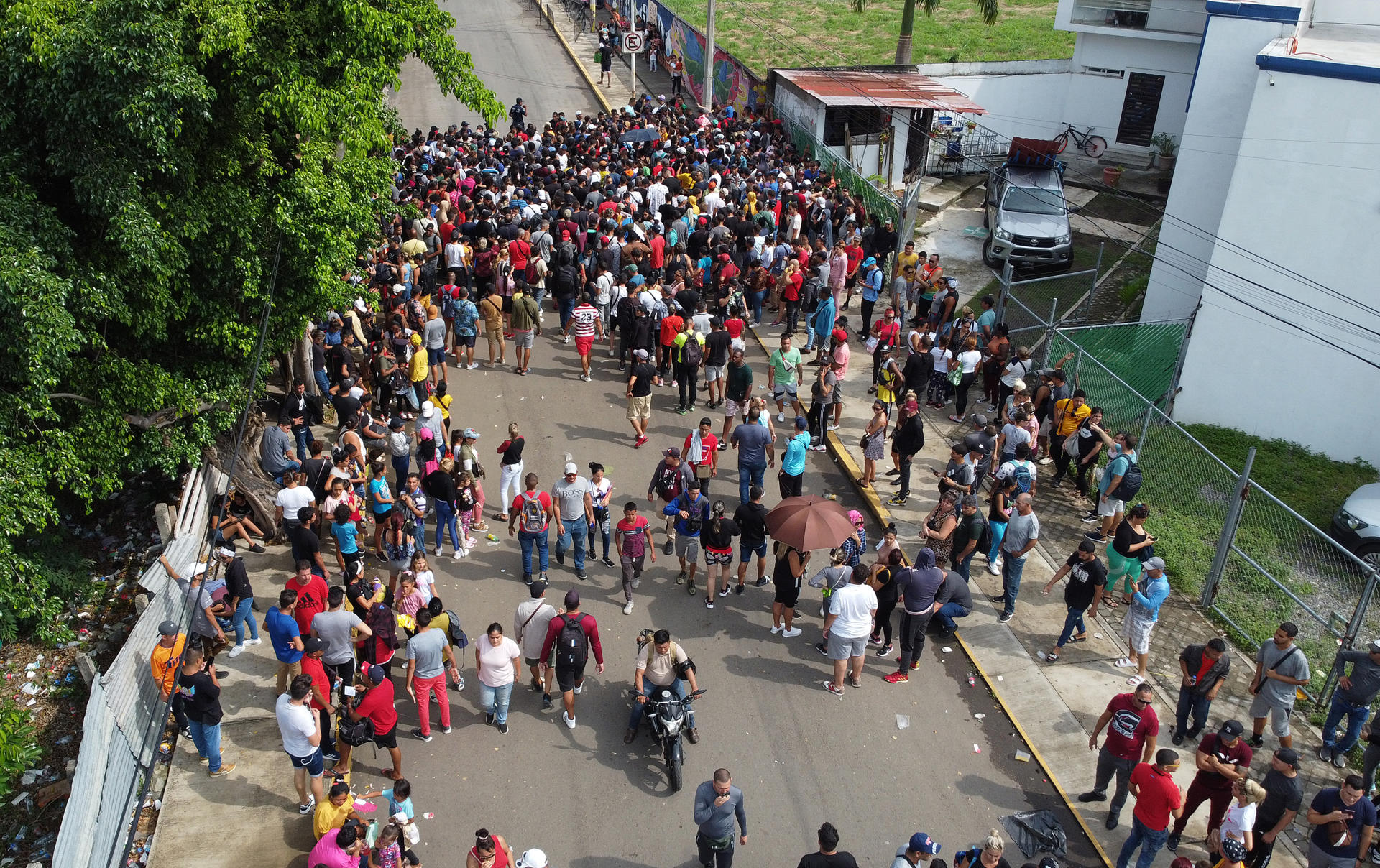 Miles de migrantes de Cuba y Centroamérica protestan en la frontera sur de México