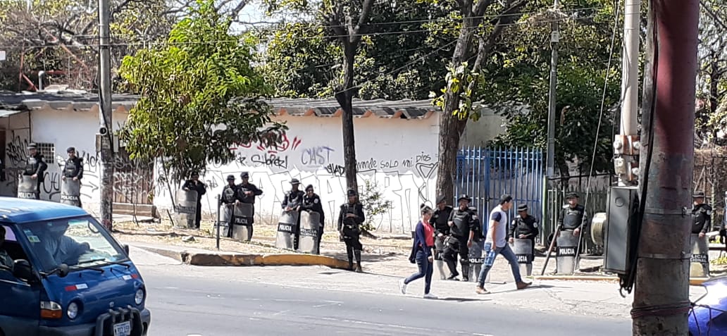 Universitarios protestan contra Ortega y le dicen: «¡De que se van, se van!»
