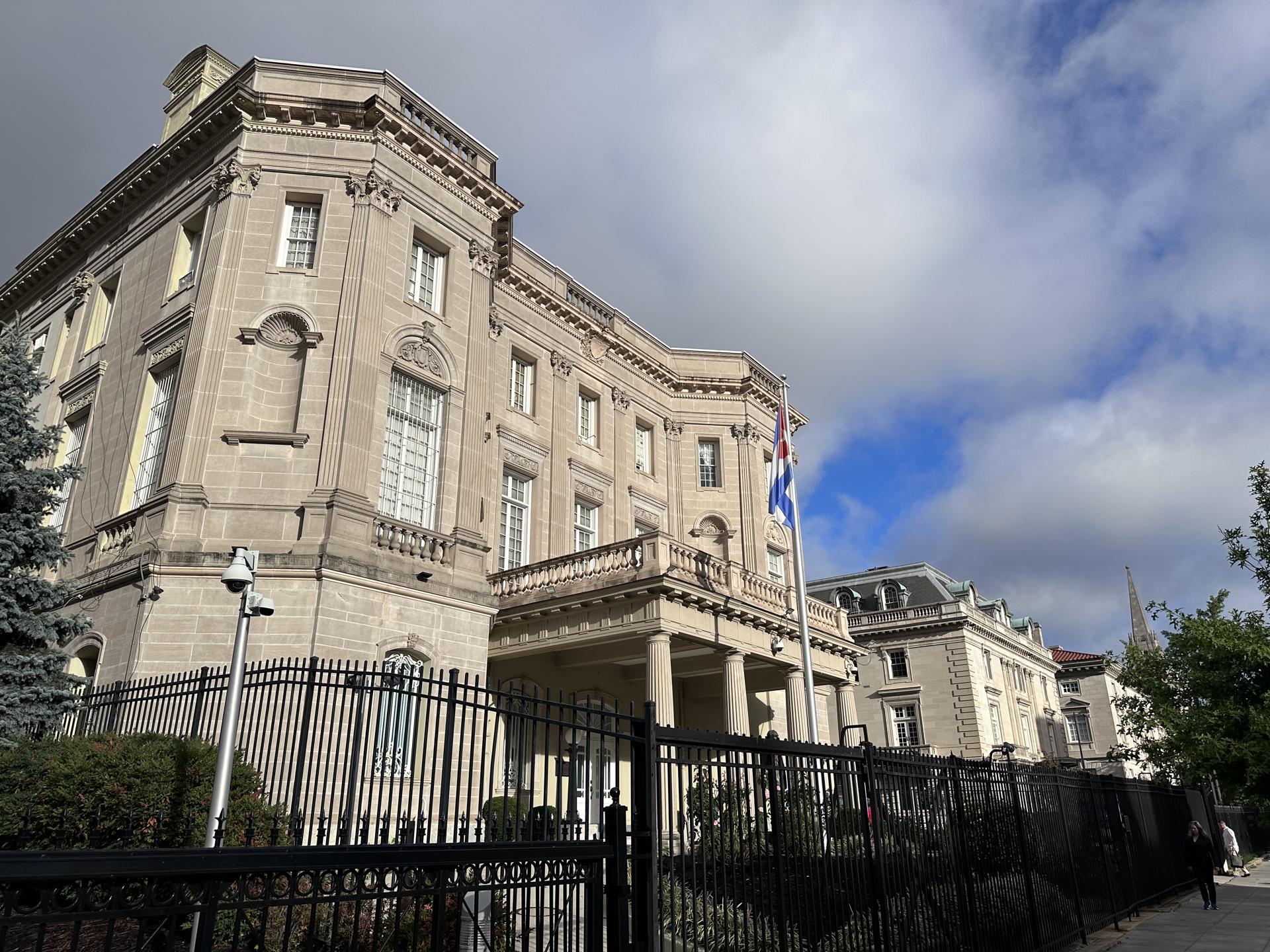 EE.UU. tacha de «inaceptable» el ataque a la embajada cubana en Washington