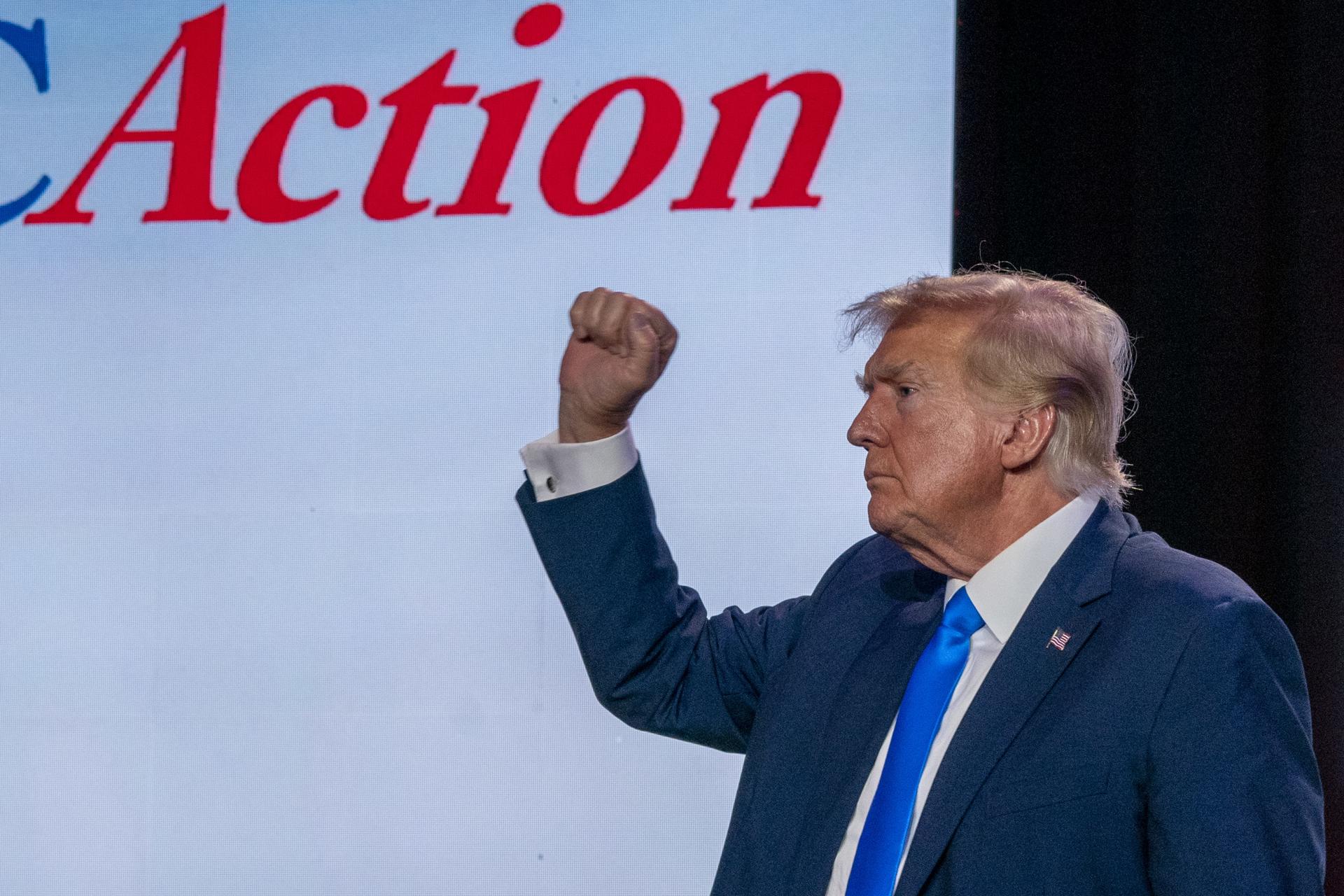 Trump dice en un acto de campaña que quiere comprarse una pistola