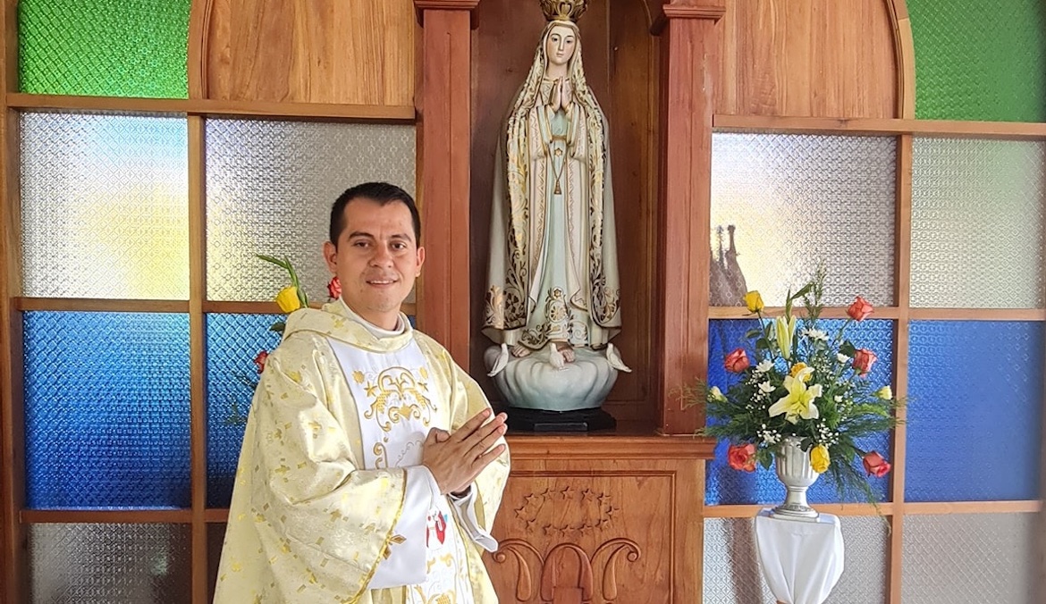 El padre Osman Amador pasa su primer cumpleaños preso y nadie sabe dónde está ni de qué se le acusa  