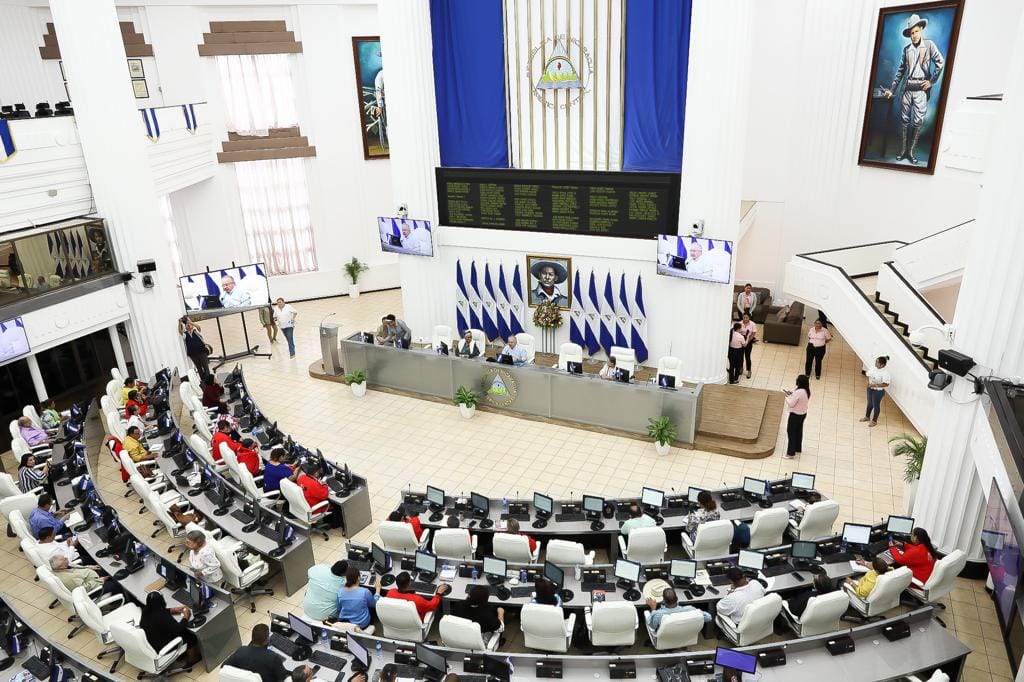 Los diputados ganan diez veces más que un médico general, cobran dietas, reciben combustible y “trabajan” apenas 21 horas en 90 días 