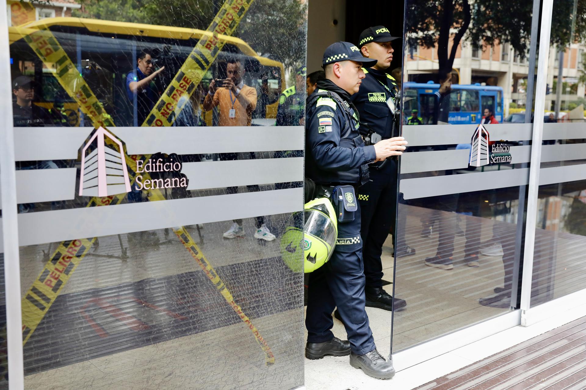 Indígenas afines a Petro entran a la fuerza a la sede de la revista Semana en Bogotá