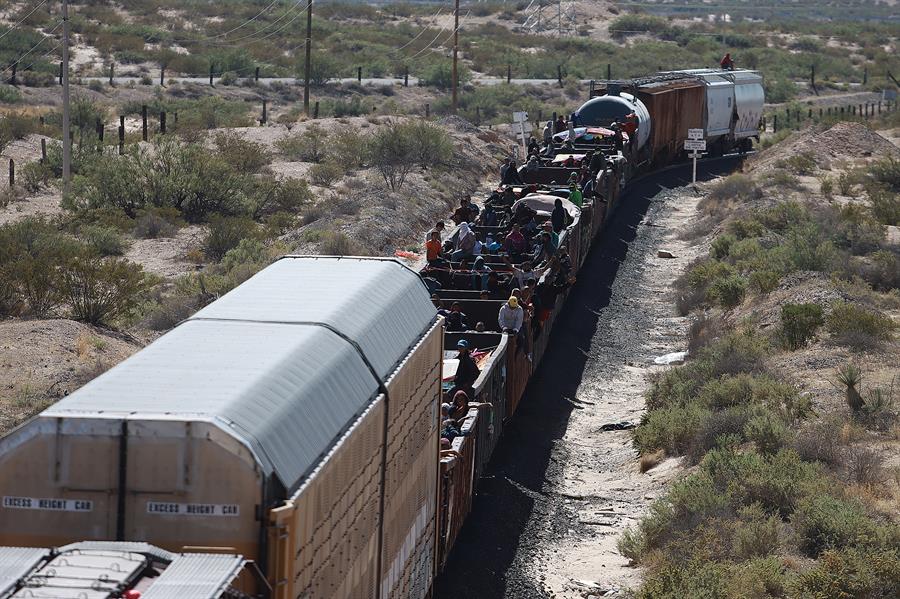 Miles de migrantes desafían los operativos en los trenes de México para llegar a EEUU