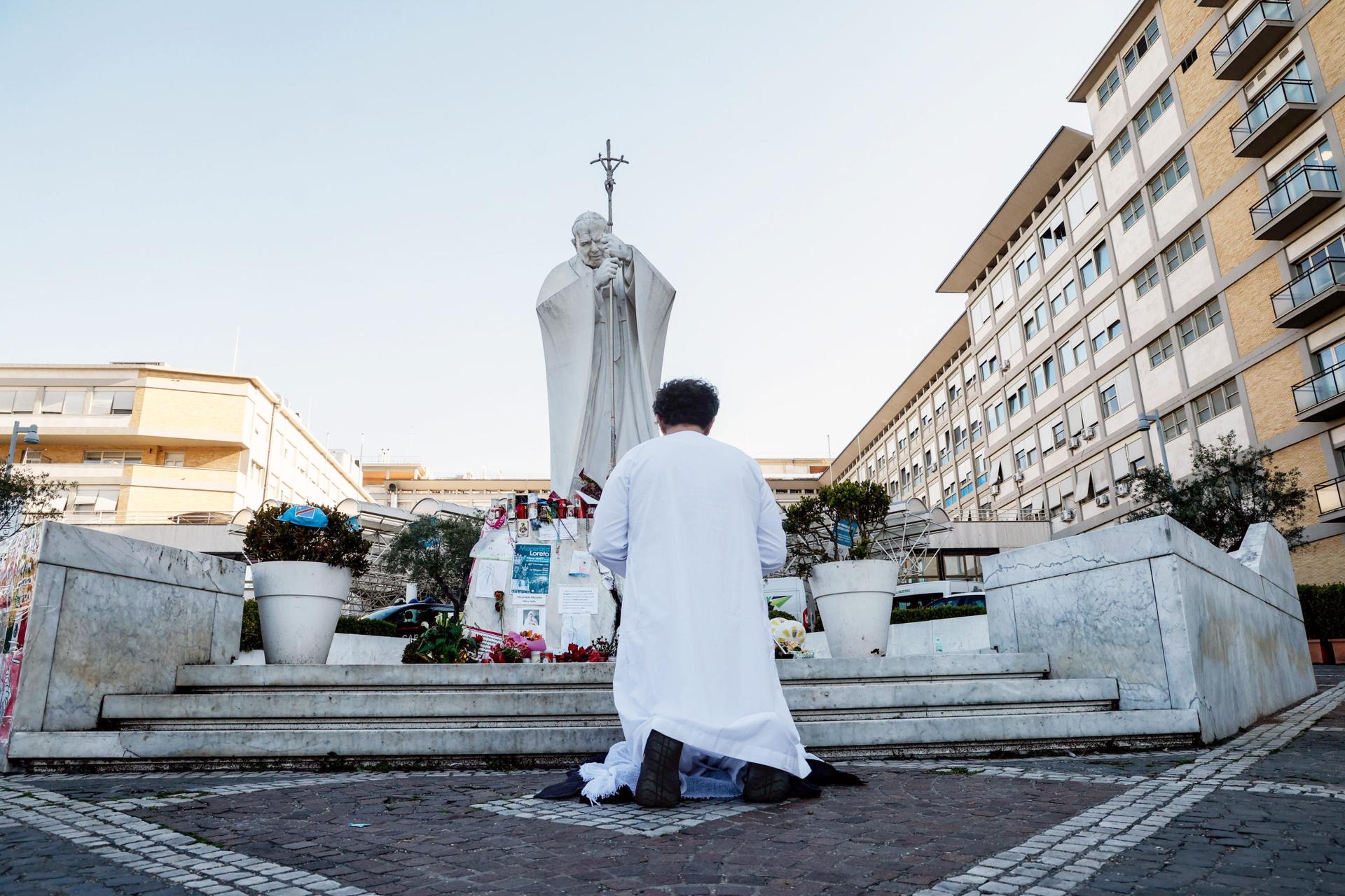 El papa envía su primer mensaje desde el hospital: «Agradezco de corazón las oraciones»