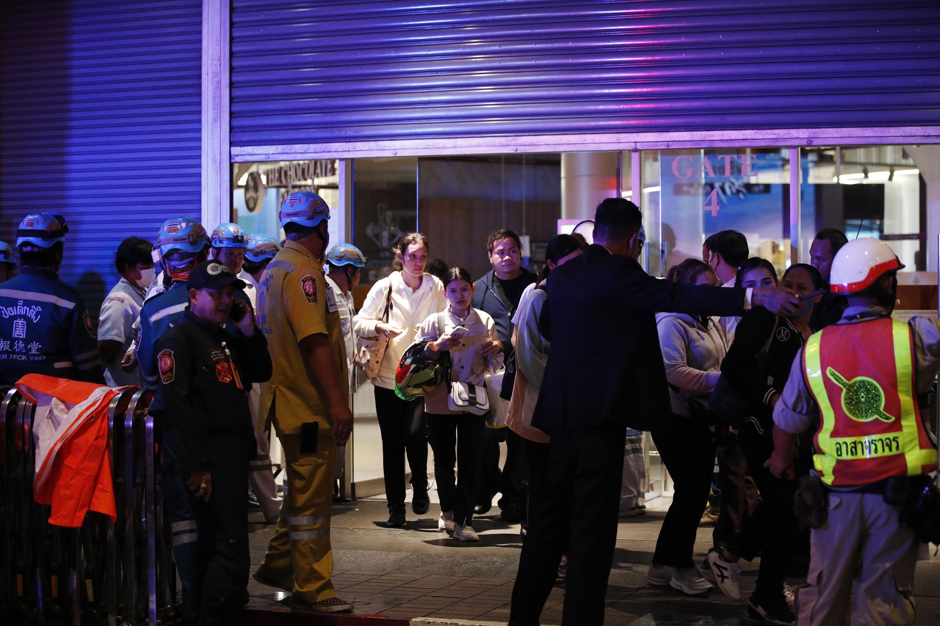 Un menor de 14 años detenido tras un tiroteo mortal en un centro comercial de Bangkok