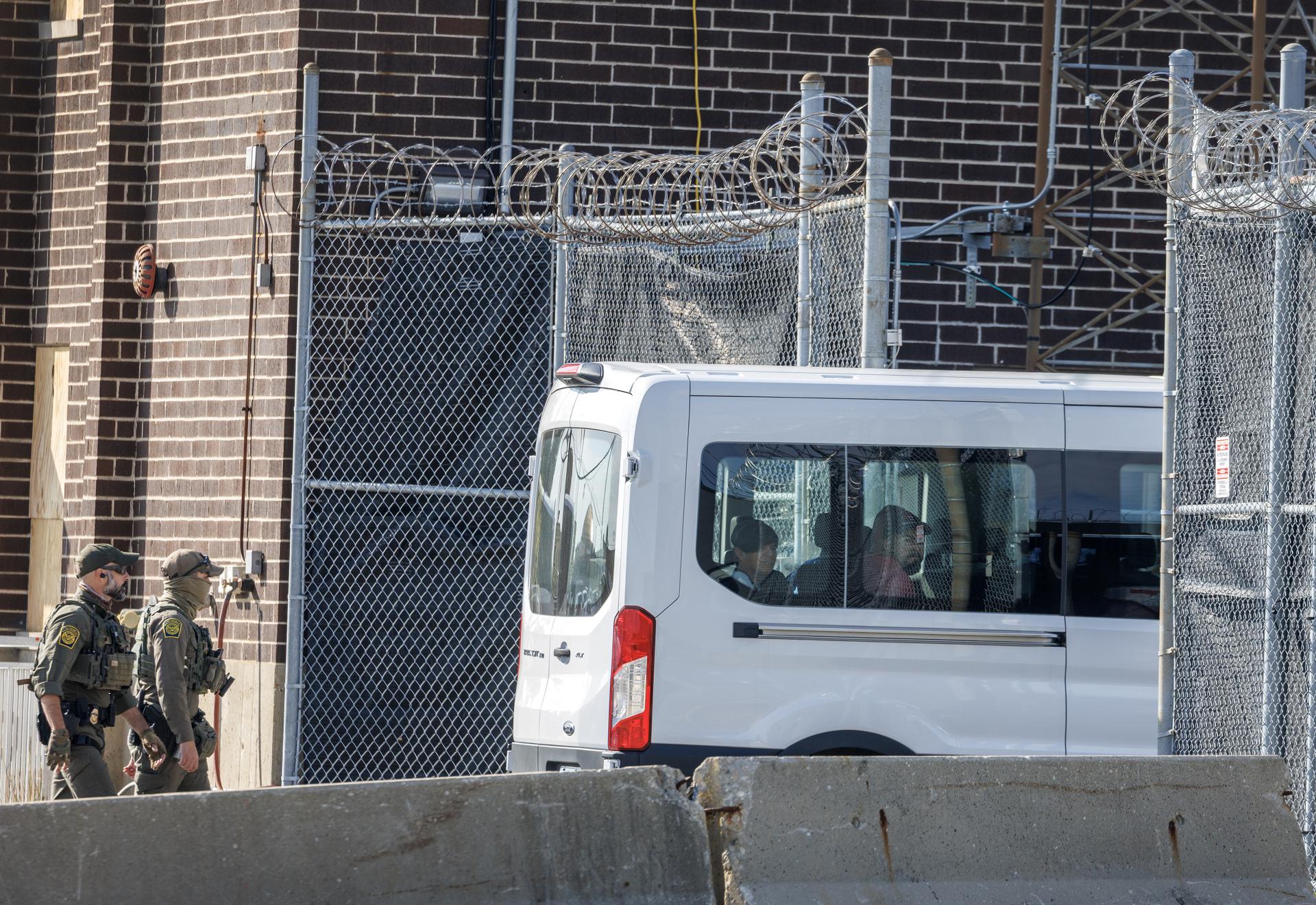 Jueza veta el uso de la fuerza de agentes migratorios contra manifestantes en Chicago